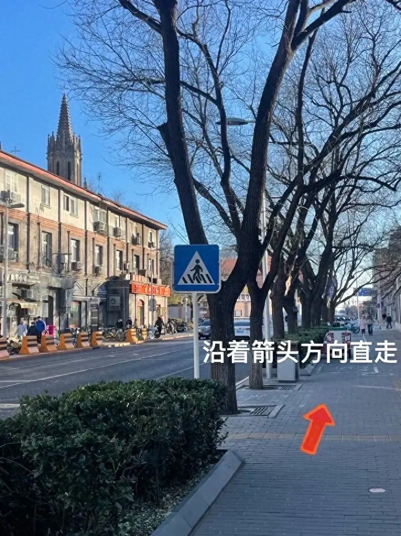 Walk straight for about 200 meters towards the "Ao Hua Restaurant" with the red sign. — step-by-step photo guide
