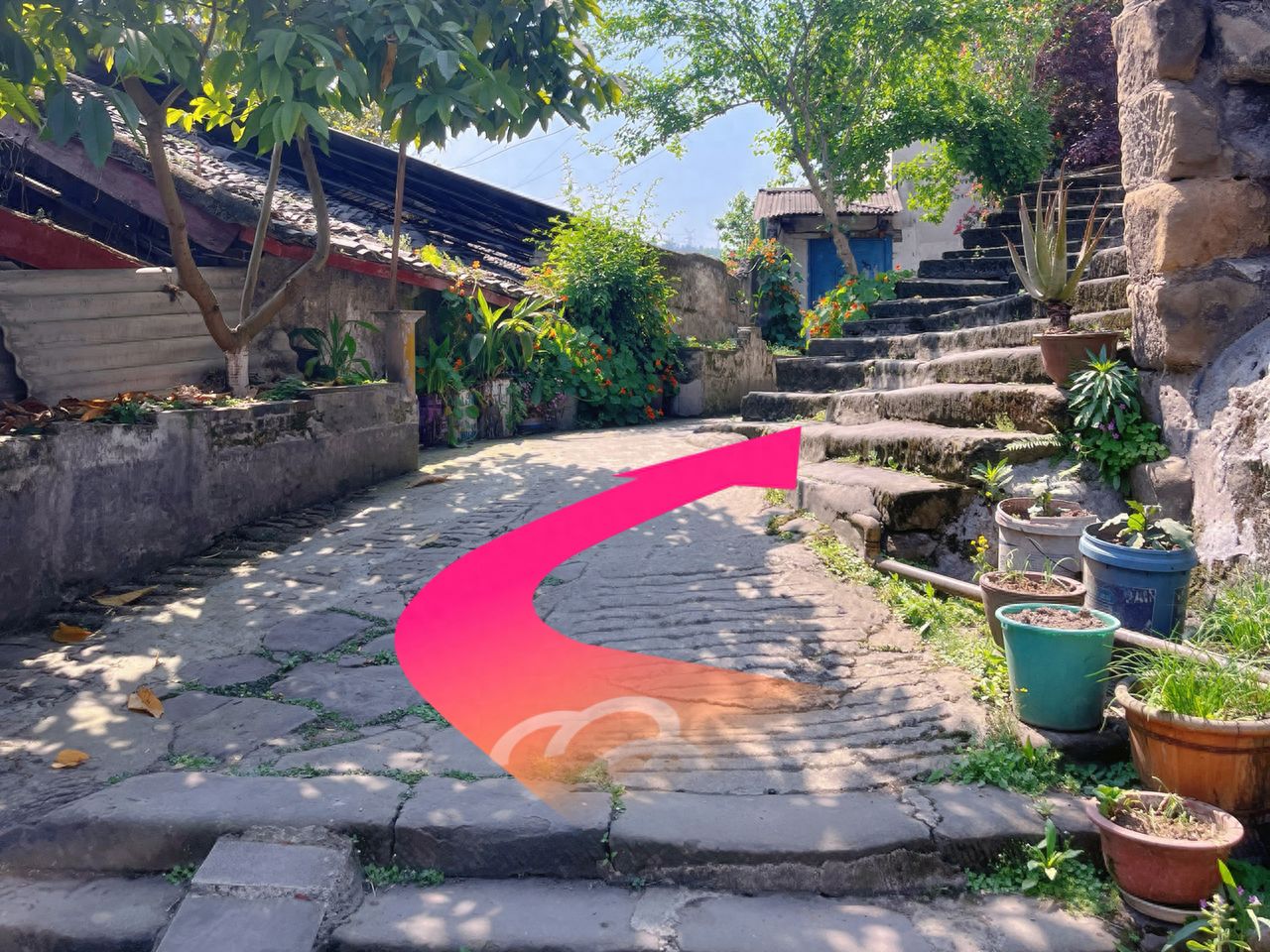 Turn right at the intersection, go up the steps, and walk straight for 50 meters. Then turn around, and you'll find the perfect spot for taking photos. — step-by-step photo guide