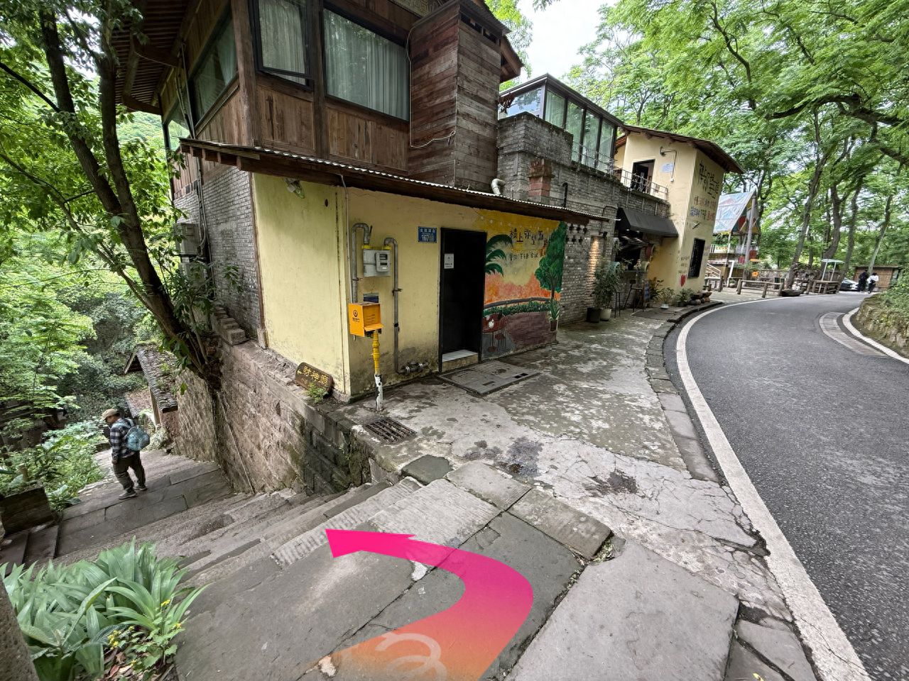 Turn left at No. 167 Jin'gangbei Street and go down the steps to the end. — step-by-step photo guide