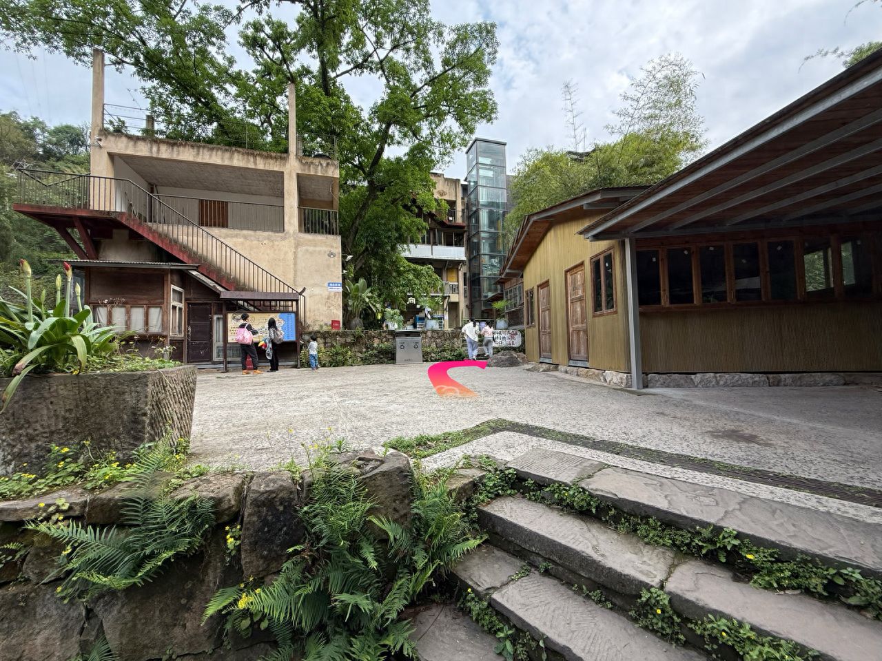 After ascending the stairs, walk 8 meters and then make a right turn. — step-by-step photo guide