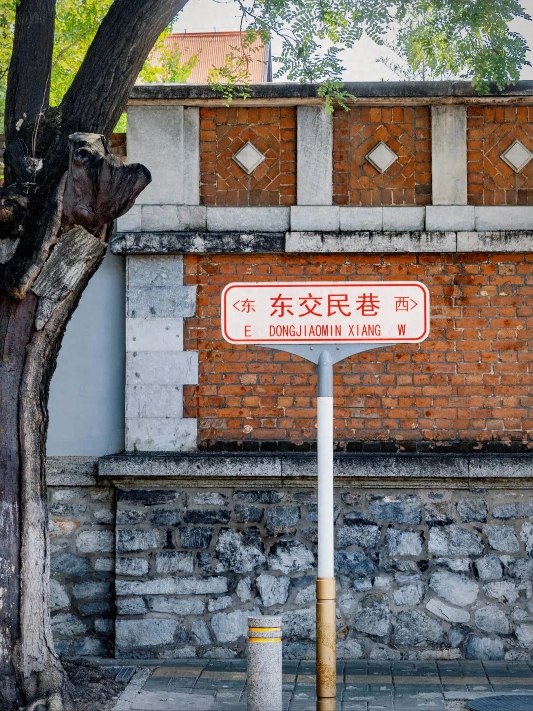 Take the Subway Line 2 to Chongwenmen Station and exit from Exit E Northwest. Enter Dongjiaomin Lane to the east and walk west along the lane to find the filming location. — step-by-step photo guide