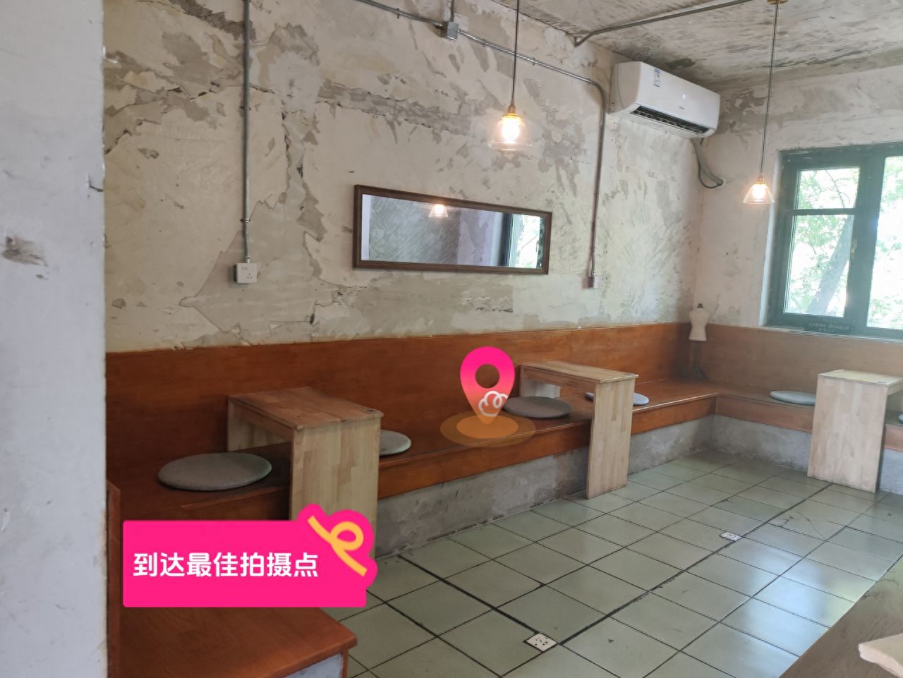 The table and chairs in front of the mirror on the left are the best spots for taking photos. — step-by-step photo guide