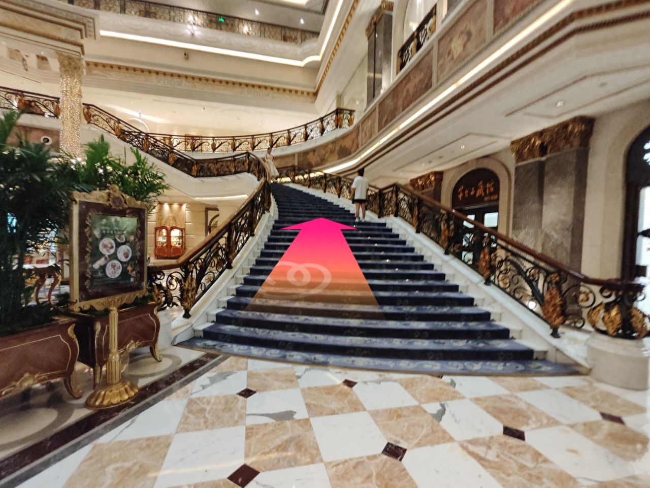 Go upstairs to the platform on the 1.5th floor. — step-by-step photo guide