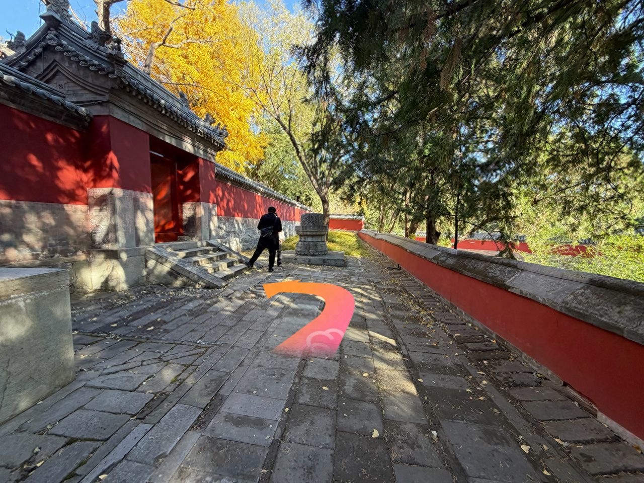 Turn left into the courtyard. — step-by-step photo guide