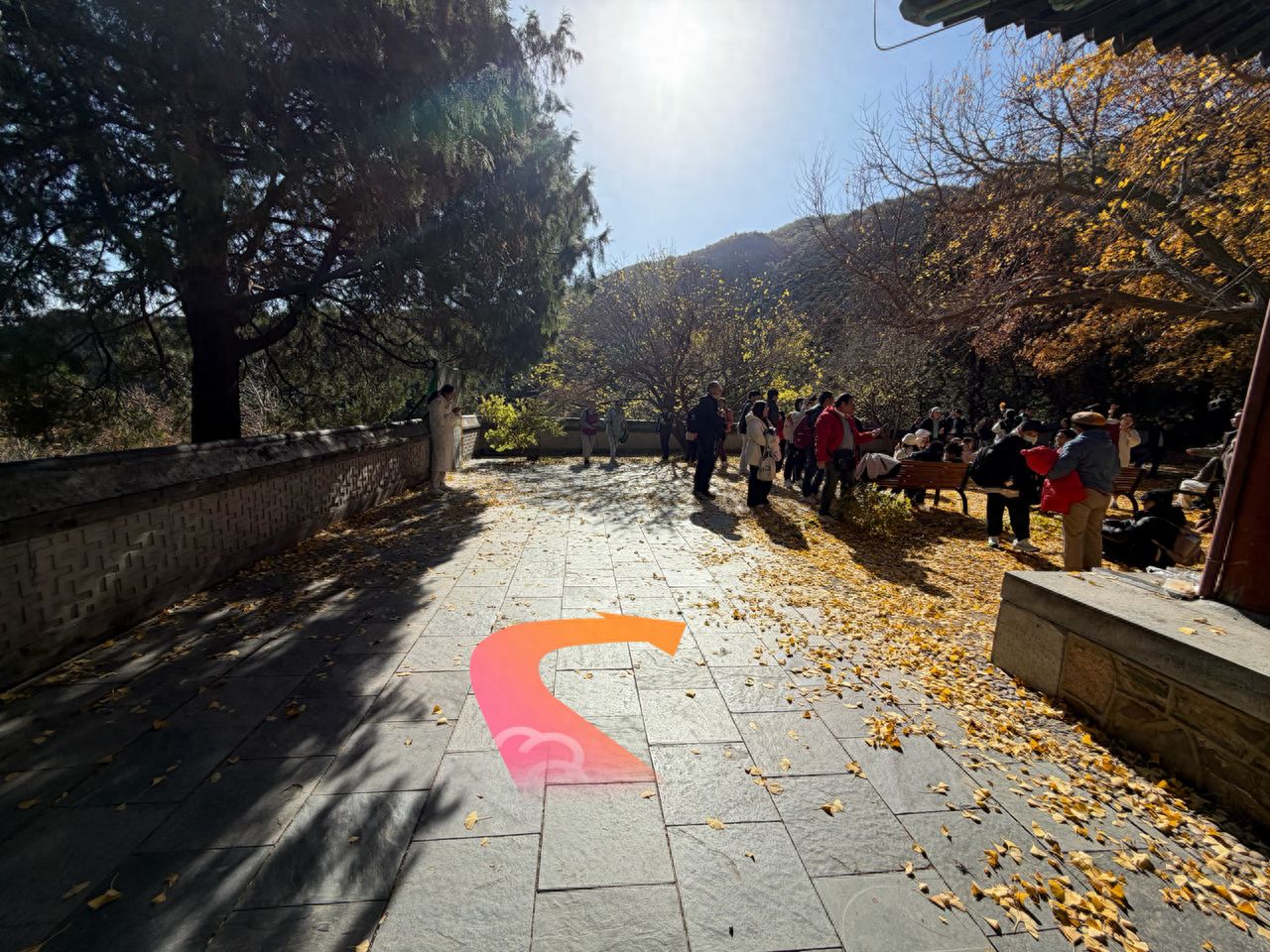 Turn right after reaching the platform and walk to the end. — step-by-step photo guide