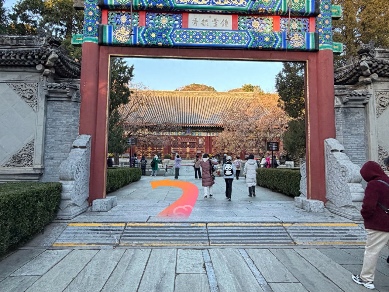Enter the garden, pass through the gate, turn left, and head to the left side of the Qinzhen Hall. — step-by-step photo guide