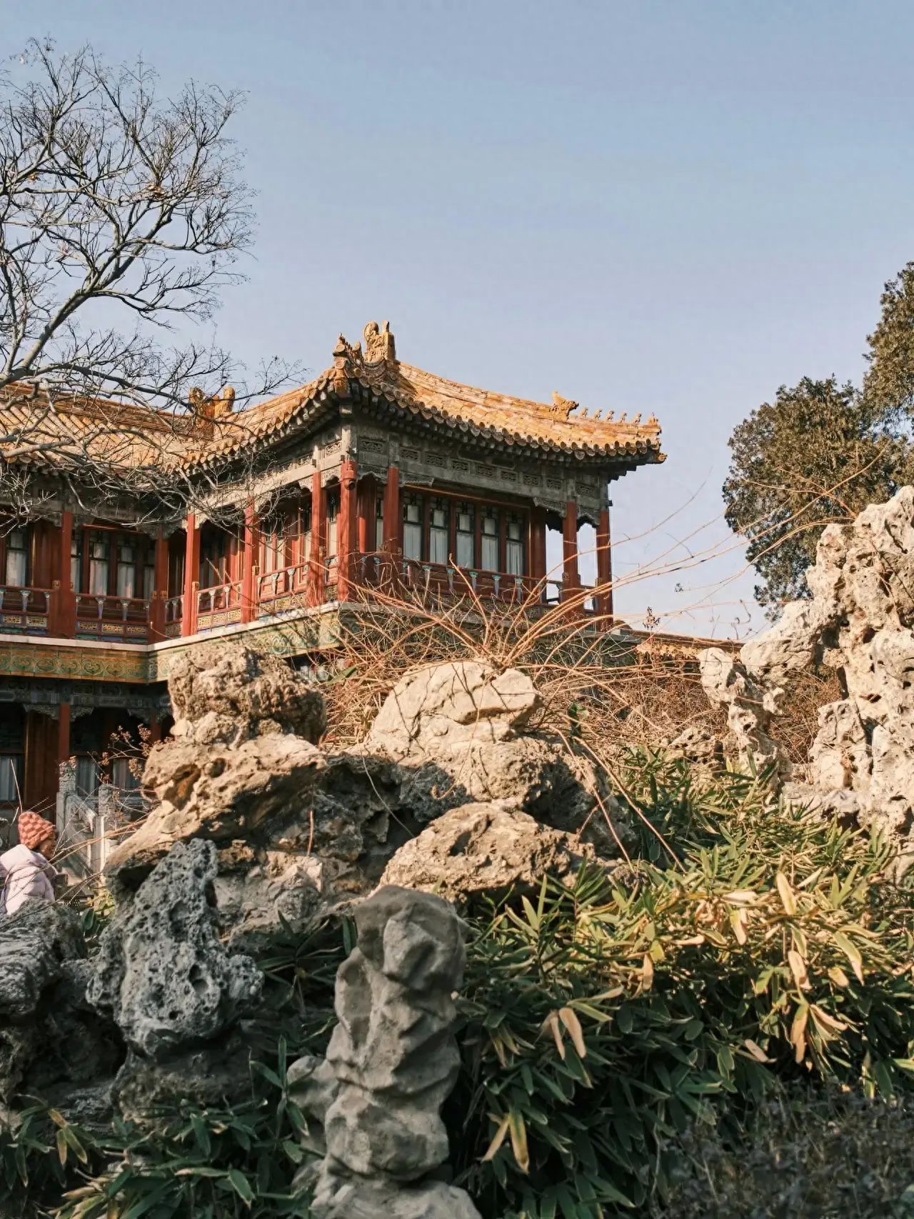 Photographer should position themselves sideways to the building and slightly tilt the camera upwards for a bit of an upward angle shot.

Equipment settings: Fujifilm X-E4, lens 18-50mm f2.8.

入园时间: It's recommended to enter around 10:00 AM for better sunlight. Note that prior reservation for Tiananmen Square is necessary.

Additional advice: This location has a high volume of tourists, so be mindful to avoid crowds.