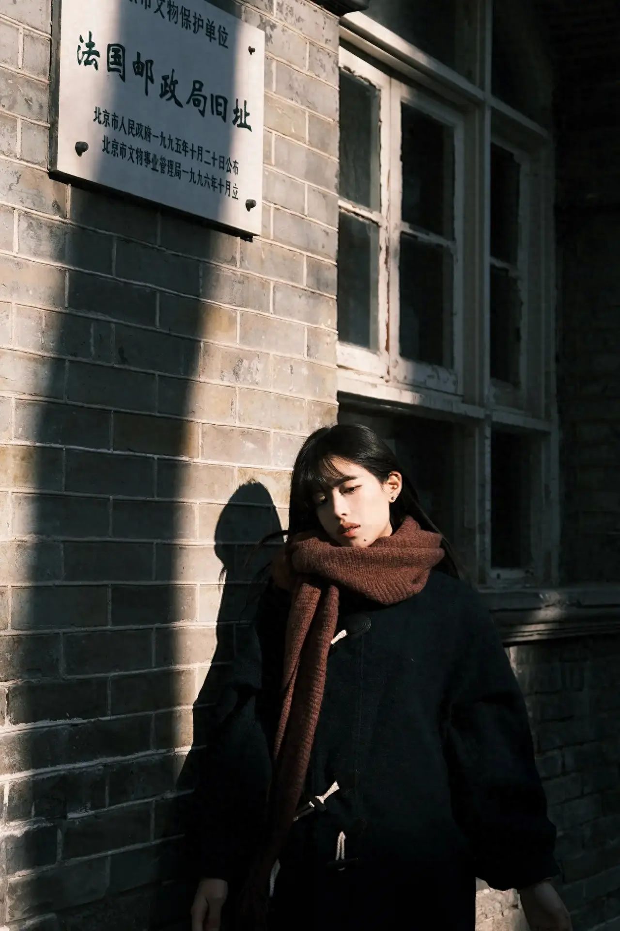 The model stands to the right and slightly below the former site of the French Post Office. The photographer stands 5 meters to the left of the model and zooms in the lens by 1.5 times, using side lighting to highlight the contours of the person and add a sense of three-dimensionality.

Equipment settings: Fujifilm XT30II, lens 18-55.

Photo pose: Lean the body against the wall, slightly lower the head, and let the eyes droop.