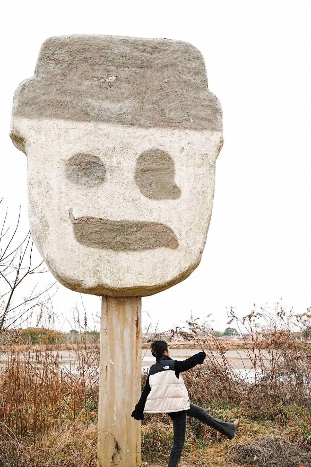 The model stands in front of the popsicle, and the photographer uses a 24mm focal length, shooting horizontally, with the model being closer to the ice cream.

1. Equipment parameters: Sony A7M4, lens 24-70mm F2.8, aperture f8.
2. Travel tips: It is recommended to go for shooting in the morning.
3. Outfit suggestions: Wearing light-colored clothes will produce better photos.