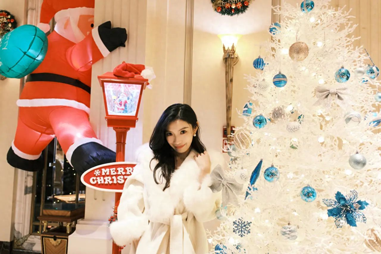 For portraits, you can use a 2x zoom lens or a medium telephoto lens. Both standing and squatting positions work well. Frame the composition with the Christmas tree and the subject.

Equipment settings: Fujifilm X-E4, lens 18-50mm f2.8.