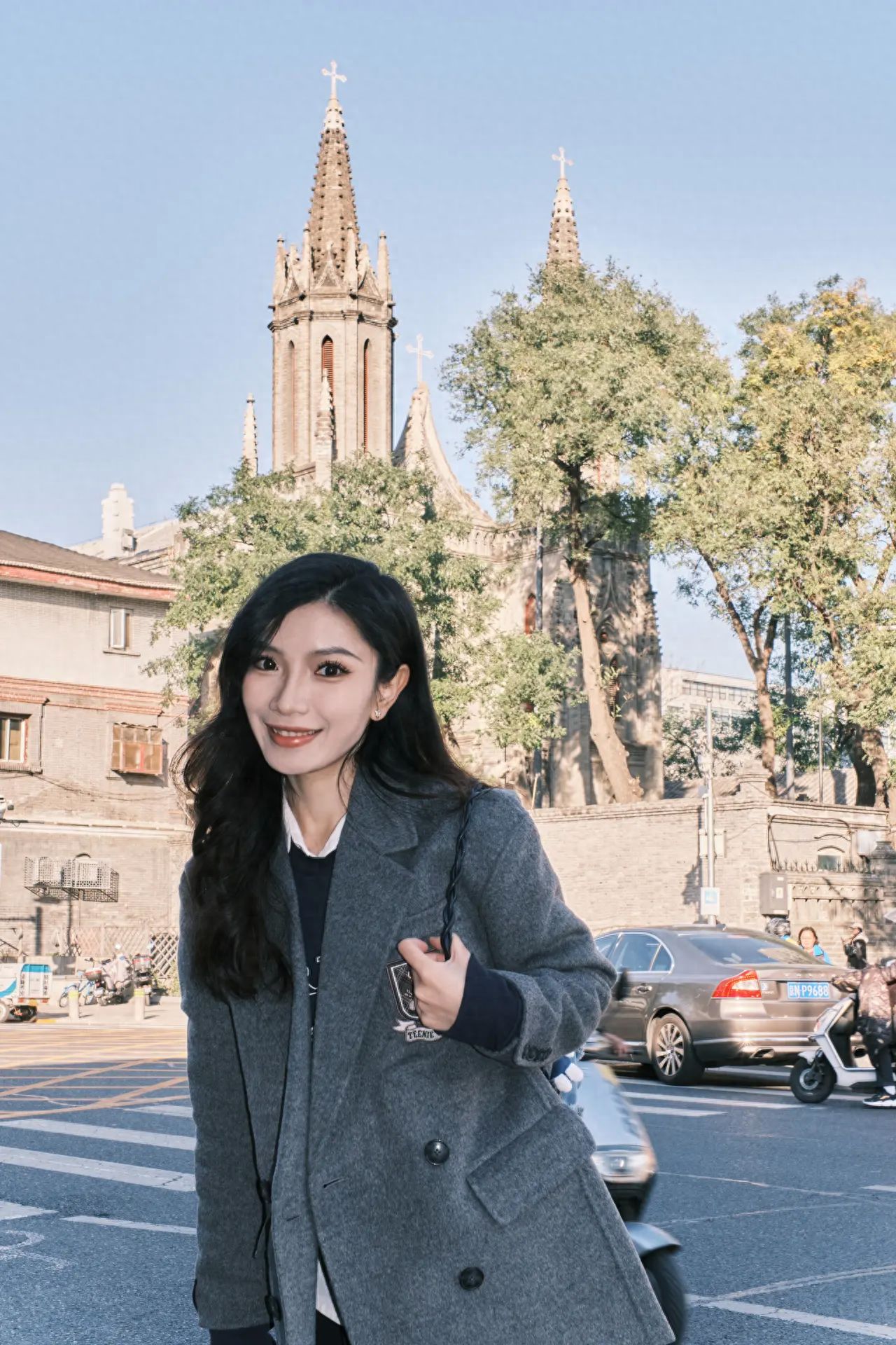 1. Pay attention to leaving blank space in the sky and road, and take photos across the zebra crossing.
2. Shoot from the southwest corner of the intersection, and the group photo can capture the complete tower tip.
Equipment settings: Fujifilm X-E4 with 18-55mm f2.8.
Shooting time: In the afternoon, the light hits the church just right, and faces will be backlit.
Other tips: You can use a flash for shooting.