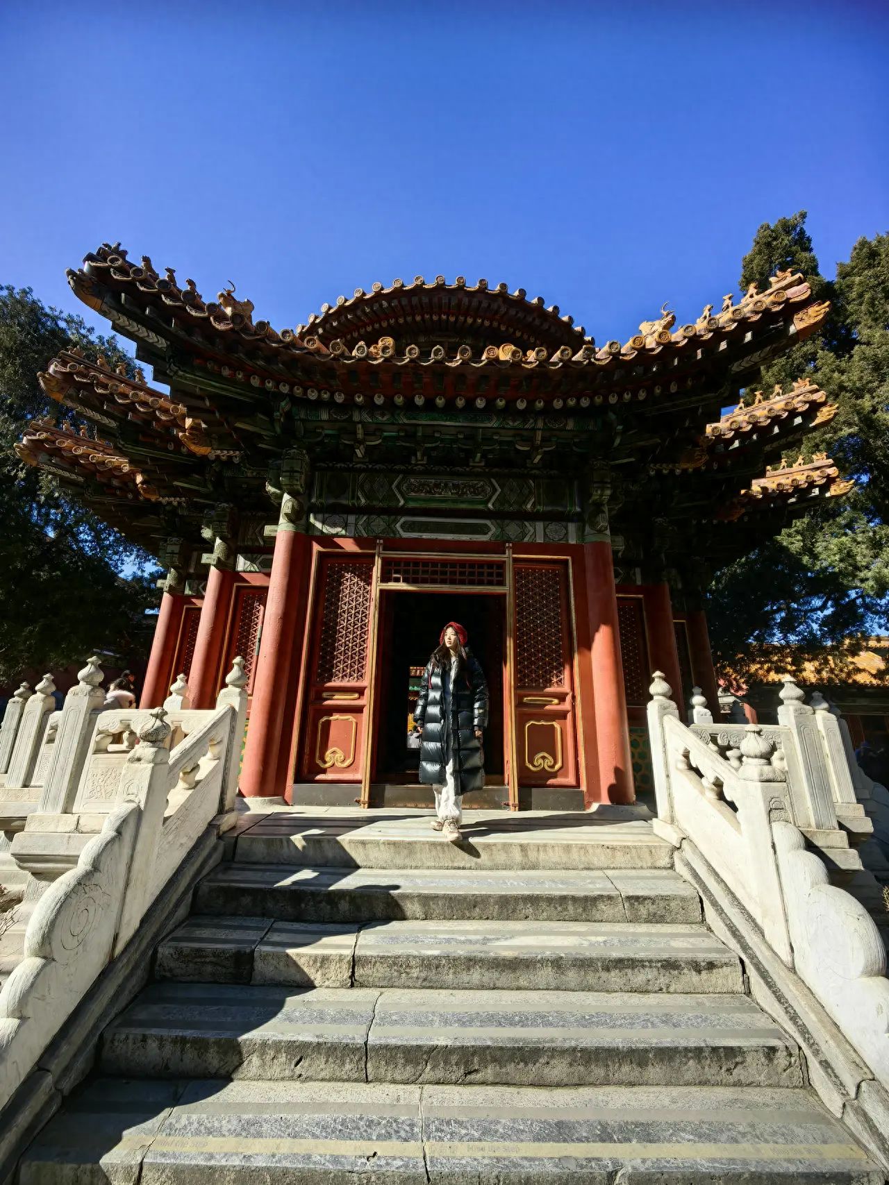 The model stands at the entrance of the Qiuqiu Pavilion, while the photographer uses a wide-angle lens at a low angle from the front platform.

Travel Tips:
1. Ticket Price: The ticket costs 40 yuan per person. Be sure to make a reservation on the Forbidden City Museum mini-program 7 days in advance, or you might miss out on this journey through time.
2. Photography Time: It is recommended to book a time after 11 a.m. or before 12 p.m., as the light is softer during these hours, resulting in better photo quality, and you can avoid peak visitor times.