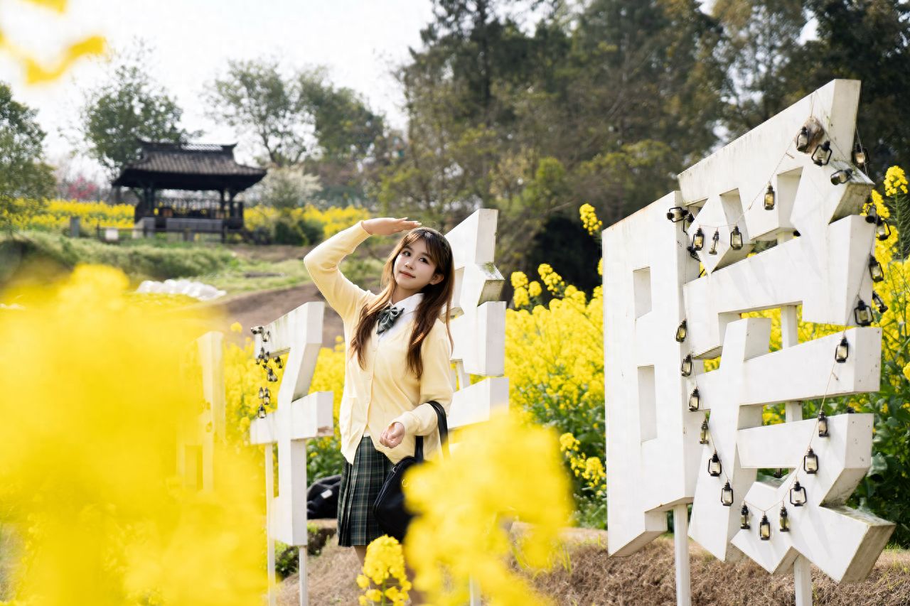 The model stands next to the large character, and the photographer can use rapeseed flowers as the foreground to enrich the image. The photographer can adopt a flat shooting form or stand below for an upward angle; different angles can all produce good shots.

1. Dressing suggestions: It is recommended to wear light-colored clothes to match with the rapeseed flowers.

2. Other experiences: Appreciate flowers and take photos in a civilized manner, mainly avoiding trampling on plants and flowers.