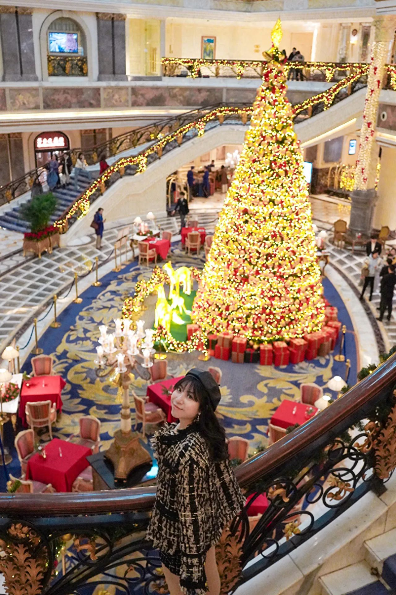 The model stands on the stairs from the first floor to the second floor, while the photographer stands at the second-floor railing, shooting the model from above, framing both the model and the Christmas tree in the background. A standard lens can be used for the shot.

Photography equipment: Sony A7R4 camera with a 24mm prime lens + Fujifilm XT30.

Photography tip: Low light is a challenge, so it is recommended to bring a flash.