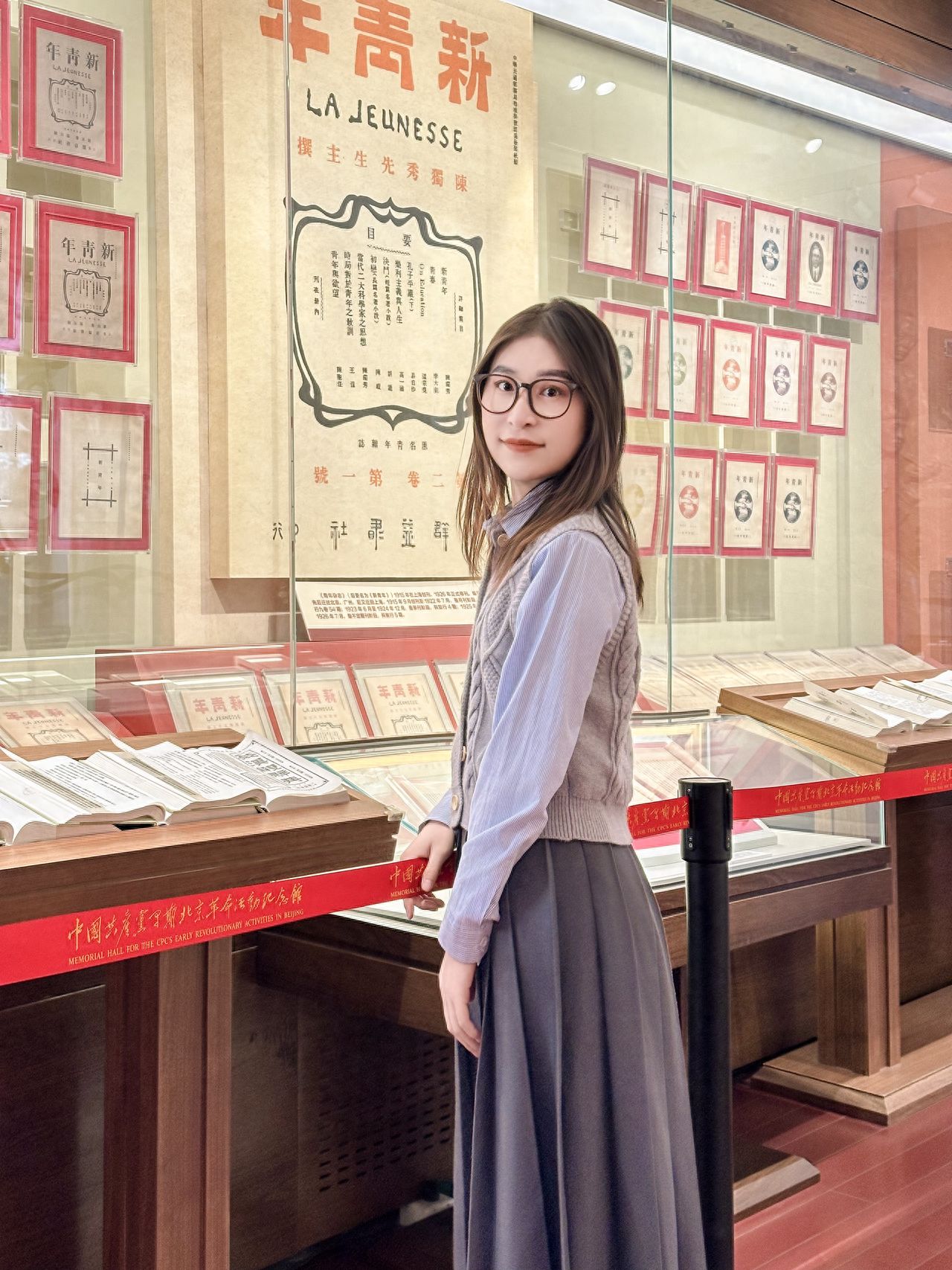 The model stands in front of the exhibit, with the photographer standing face-to-face, 2 meters apart, using a 50mm focal length to try to capture the iconic work in full.

Photography poses:
1. The model stands in front of the exhibition hall, facing the photographer directly, with hands crossed in front, legs naturally together, and looking directly at the photographer;
2. The model stands with their back to the photographer, left hand behind the back, right hand touching the side of the head, and turns to look at the photographer.