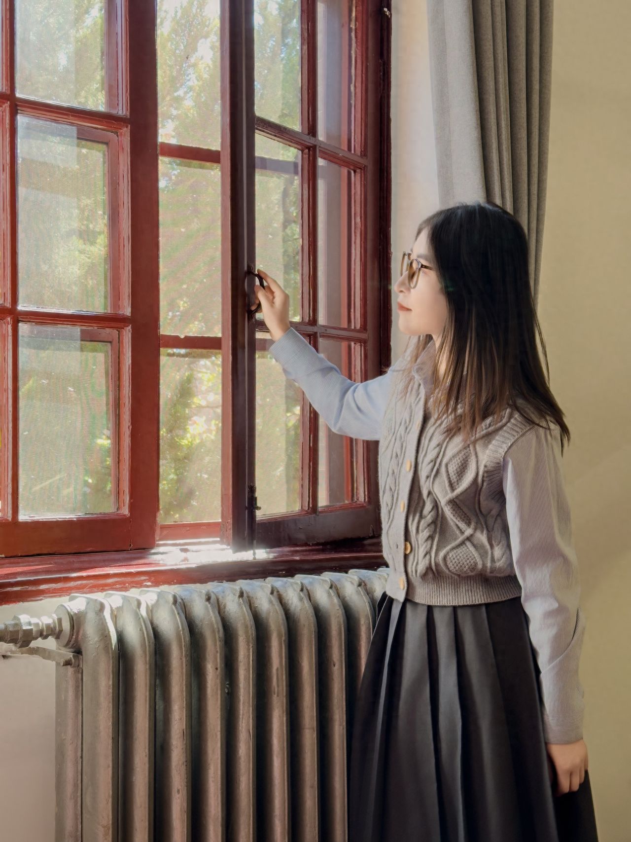 The model stands by the window, and the photographer stands facing the model, with a distance of 2 meters, using a 70mm focal length. Be careful to avoid direct light and consider shooting against the light to capture the light around the hair.

Poses for the photo:
①The model stands on one side of the window, with one hand on the window as if opening it, and the other hand on their side, looking out the window;
②The model leans on a surface with one hand resting on it and the other hand in front, tilting their head and looking at the photographer.
