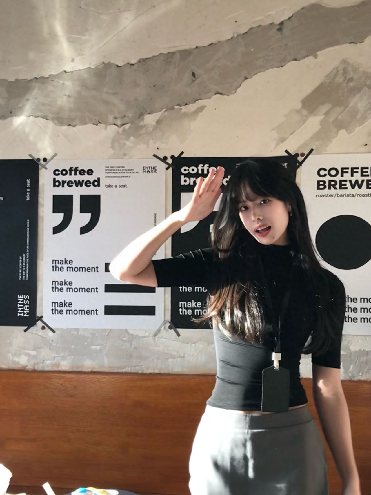 The model stands in front of a black and white poster, while the photographer is on the other side of a wooden frame, using a 35mm camera to highlight the subject while retaining the details of the background text.

1. Style recommendations: Korean, casual wear.
2. Travel tips: The average cost per person is around 44 yuan.