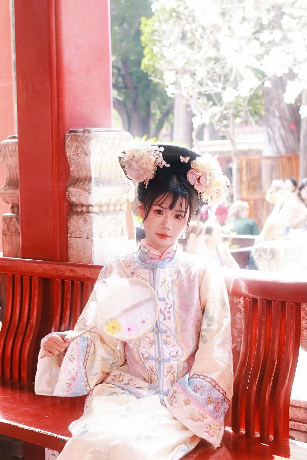 The model sits on a red wooden chair inside the pavilion, with the photographer slightly shooting from a high angle, the camera position slightly lower than the model's line of sight, using the rule of thirds composition, with the red pillar on the left serving as a framing element to enhance the depth of the image.

Travel tips: Tickets need to be reserved in advance through the official mini-program of the "Palace Museum". The price is 60 yuan per person during the peak season (April 1st - October 31st) and 40 yuan per person during the off-peak season (November 1st - March 31st of the following year).