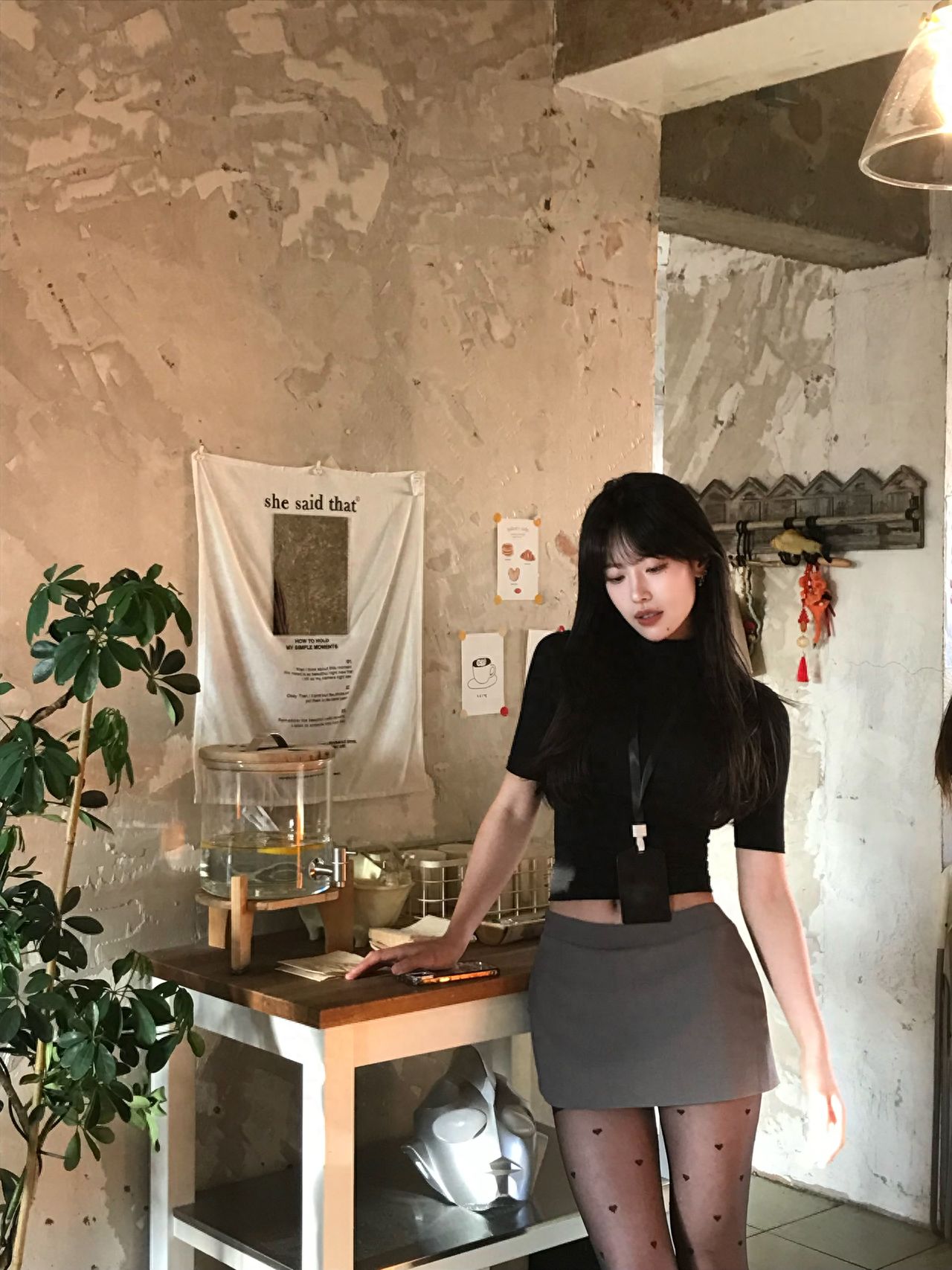 The model stands in front of the water collection platform, with the photographer maintaining a distance of about 1 meter from the model. Use the rule of thirds to capture a half-body shot, positioning the model at one-third of the picture on the right, with green plants and wall decorations on the left to add balance to the frame. The shot should be taken with a 50mm lens on a camera or a 2x zoom on a phone to highlight the subject while retaining the appropriate ambient atmosphere of the scene.

1. Equipment Information: iPhone7.
2. Photo Pose: The model can naturally rest their hand on the water platform, slightly turn their body towards the camera, and tilt their head slightly to display a relaxed and natural demeanor.
3. Travel Tips: The average cost per person is around 44 yuan.
4. Outfit Suggestions: Korean-style, casual wear.