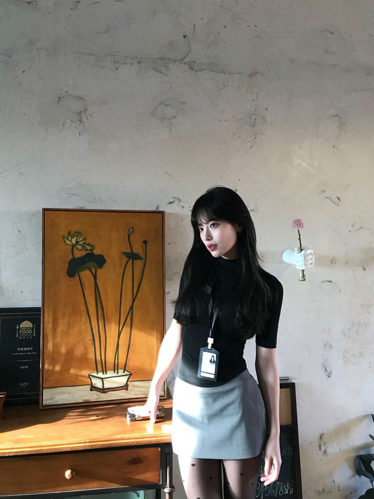 The model stands in front of the decorative painting, with the photographer 1 meter away, shooting at eye level, placing the character in the center of the frame, using indoor decorative paintings, walls, etc., as the background. Use a medium telephoto lens to blur the background and highlight the main character, creating a sense of indoor space.

1. Dressing suggestion: Korean-style, casual.
2. Other experience: average cost per person is about 44 yuan.