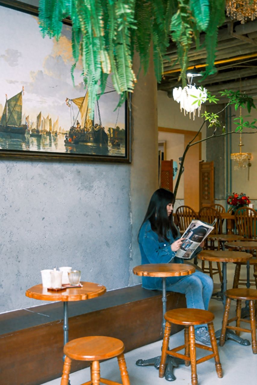 Photo by Tie Shou Coffee Manufacturing Bureau (Dong Si Store) - Classical Painting Wall