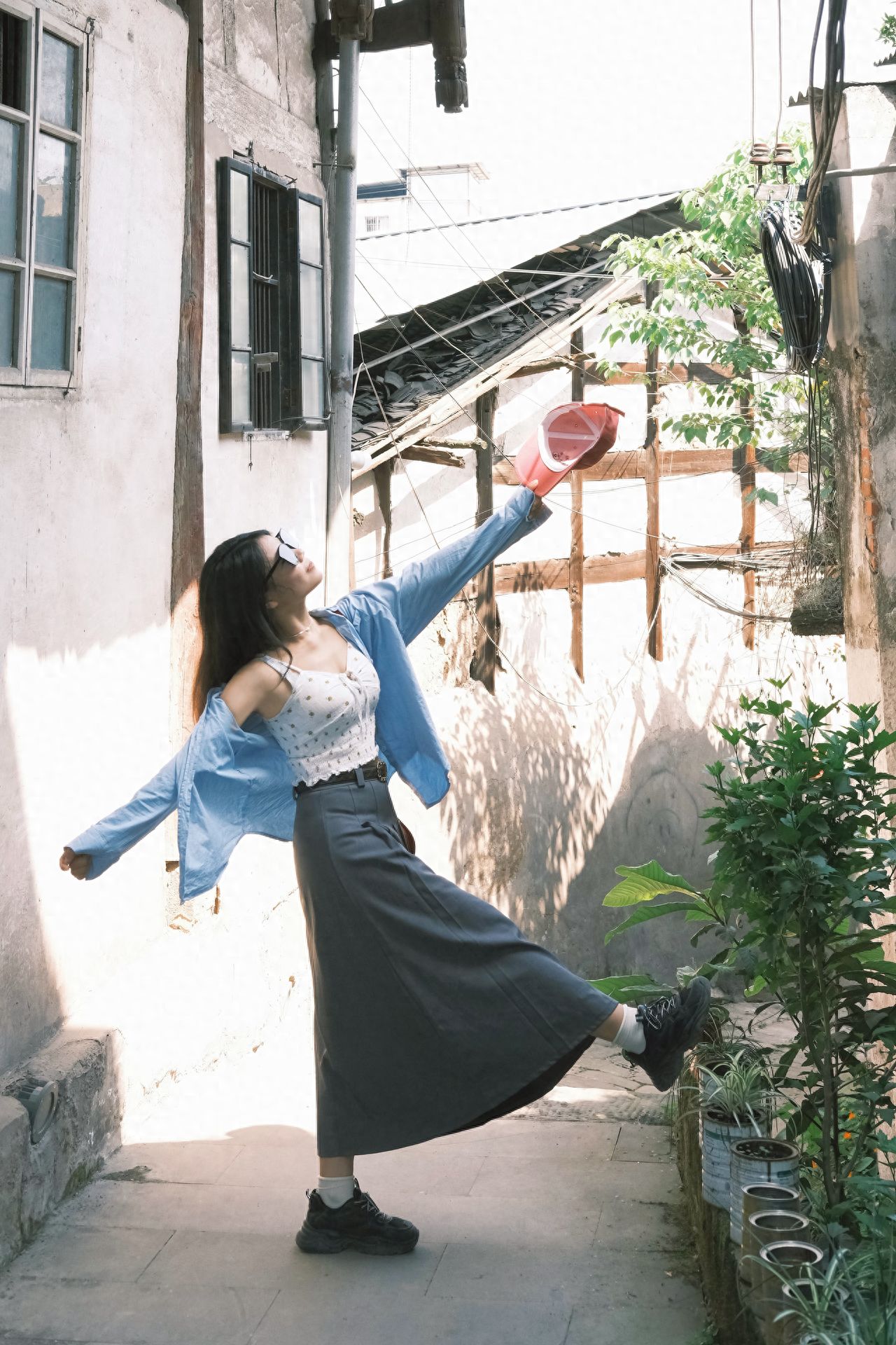 The model stands sideways, arms open, one foot raised and kicked forward, looking ahead. The photographer stands at a 3-meter distance to the side of the model, shooting at eye level.

1. Photography equipment: Fujifilm X-S20 with a 35mm prime lens.
2. Pose: The model stands sideways, arms open, one foot raised and kicked forward, looking ahead.
3. Admission price: Free.
4. Additional tips: When shooting in strong light, sunglasses can be used to prevent the model from being unable to produce images due to the dazzling sunlight.