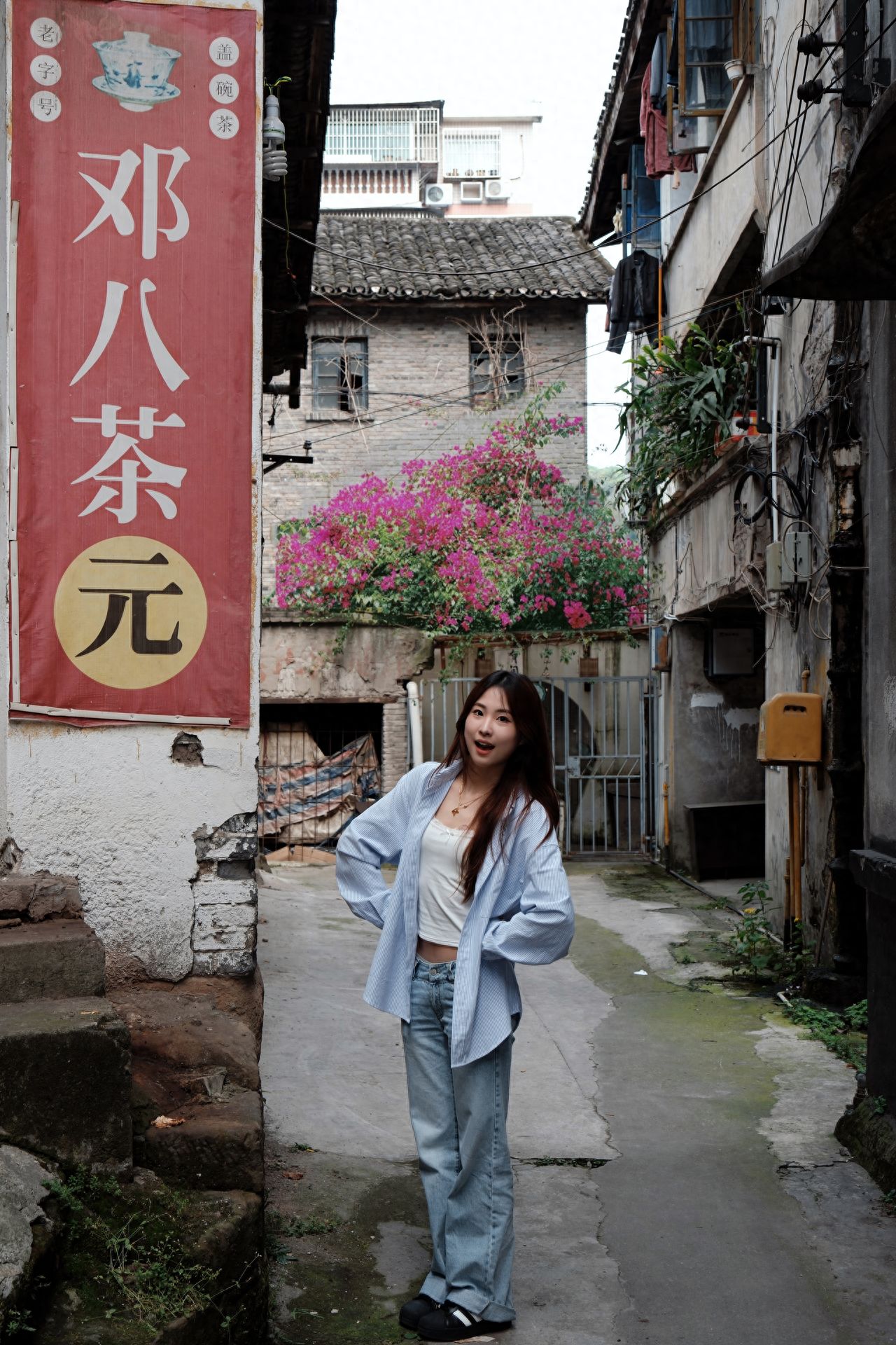 The model stands at the center of the alley in front of the bougainvillea, with the model standing opposite, facing the model, and maintaining a stable image with a flat shooting angle.

1. Pose for the photo: The model can stretch their arms high and raise them upwards, showing a relaxed and open posture, or the model can put their hands on their hips and slightly turn their body to one side, showing a casual and comfortable temperament.

2. Travel tips: Avoid the strong light during noon to prevent overexposure.

3. Photography props: Prepare some small props, such as straw hats, bouquets, etc., to increase the fun of taking photos.