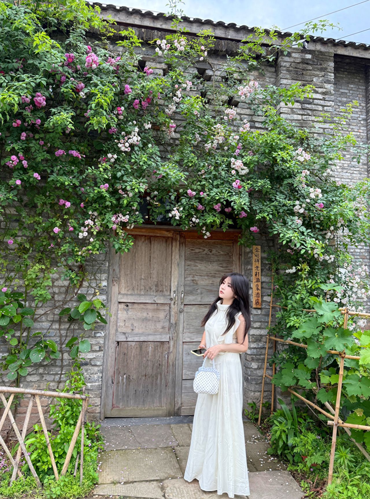 The model stands in front of the door, with the photographer about 3 meters directly in front of the model, positioning the model in the center of the composition.

Photography suggestions:
① The model holds the bag with one hand and looks at the camera;
② The model holds the bag with both hands and looks at the camera with a tilted head;
③ The model looks up at the sky in profile;
④ The photographer catches a candid shot of the model walking.