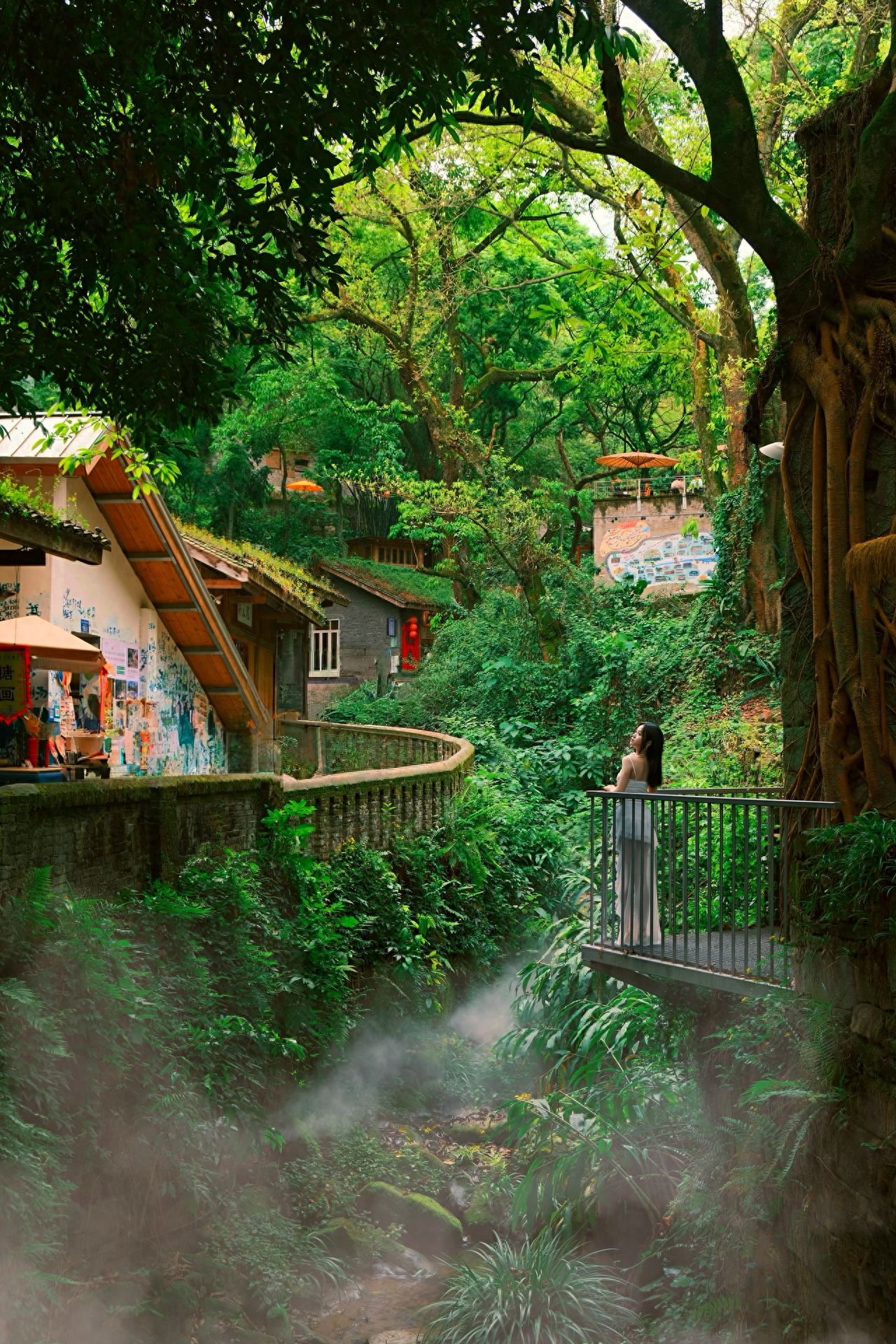 The model approaches the railing, while the photographer stands close to the stone barrier, zooming in to capture the full body of the model, leaving a bit more white space, which will result in a better shot.

1. Photography equipment: It is recommended to bring a flash.
2. Other tips:
   a. Bring mosquito repellent, such as mosquito patches;
   b. Avoid wearing shoes with heels;
   c. The old village has many hot springs.