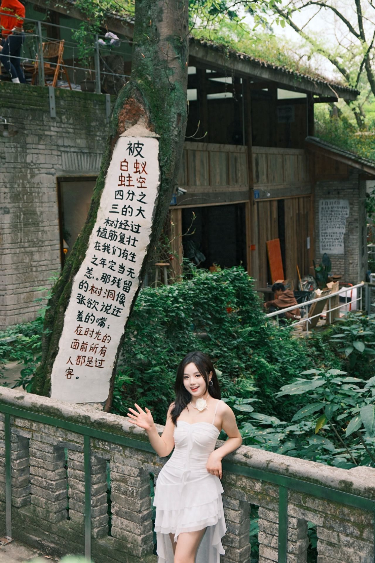 The model approaches the stone railing while the photographer stands on the steps, taking a low-angle shot of the model's upper body, with a centered composition, placing the model right in the middle of the frame. Including the text on the trees in the shot will enhance the overall image.

1. Equipment settings: Camera Fuji xh2, lens 18-55.
2. Pose suggestions:
   ① Place the left hand on the stone railing, and wave to the camera with the right hand.
   ② Place the left hand on the stone railing, and raise the right hand towards the sky.
   ③ Place the right hand on the waist, and the left hand on the stone railing.
3. Suggested photography equipment: It is recommended to bring a flash.
4. Other tips: Bring mosquito repellent and anti-mosquito patches.