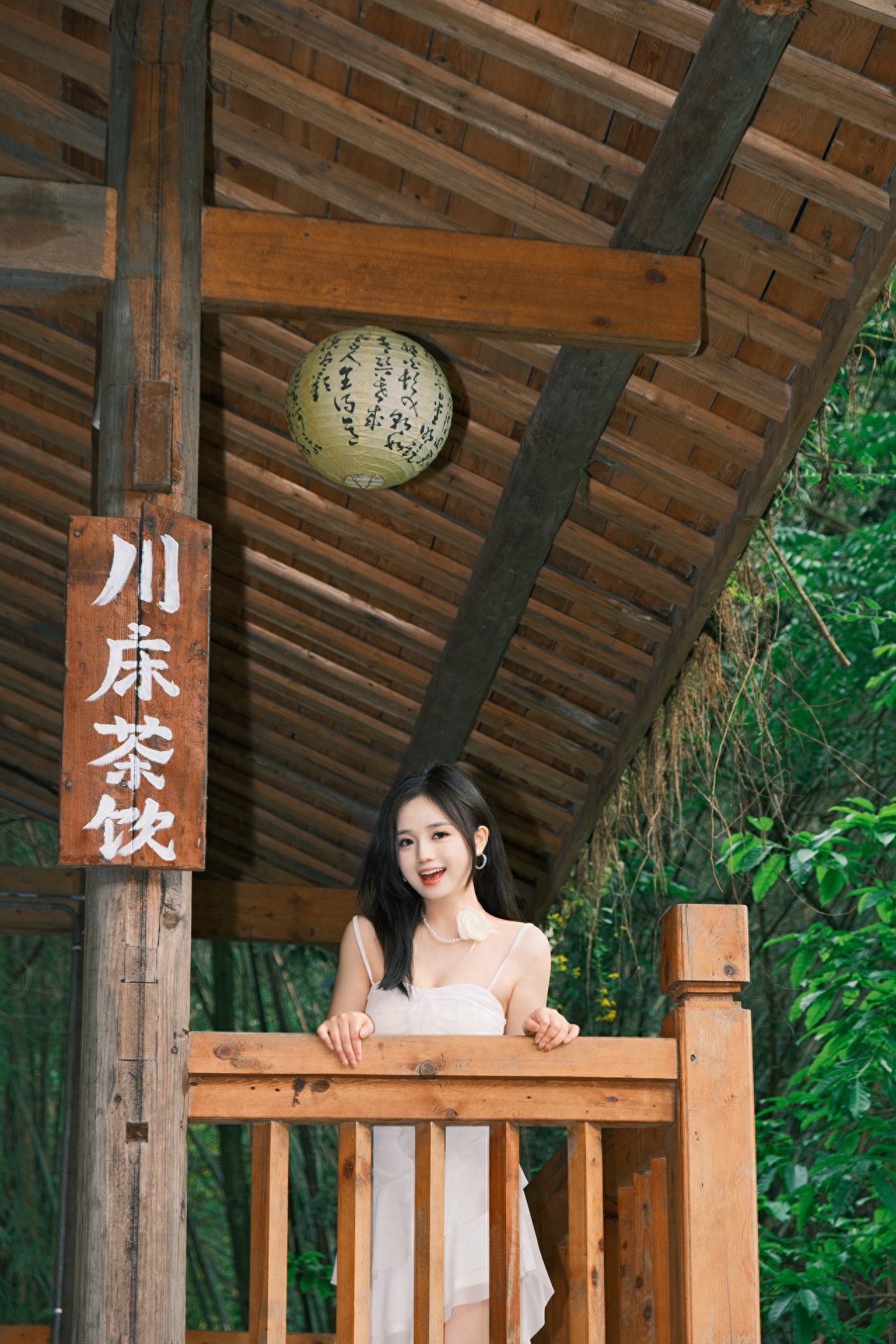 The model approaches the railing, while the photographer stands on the walkway, taking an upward shot, zooming in to capture the model's upper body, and framing the entire tea drinking area by the riverbed for an enhanced image.

1. Photography equipment: It is recommended to bring a flash, as well as mosquito repellent and patches.
2. Dressing advice: Avoid wearing shoes with heels.
3. Additional suggestions: There are many hot springs in the old village.