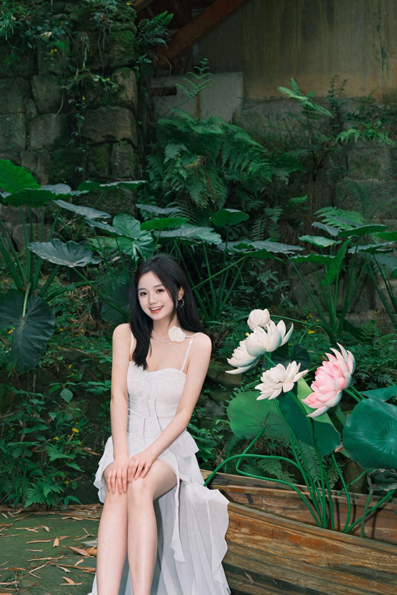 The model sits on the corner of the boat, and the photographer crouches about 1 meter away from the model, capturing a three-quarter body shot of the model, framing the lotus flowers within the shot and leaving a bit more white space at the top for a better visual effect.

Additional tips:
①It is recommended to bring a flash;
②Bring mosquito repellent and patches;
③Avoid wearing shoes with heels.