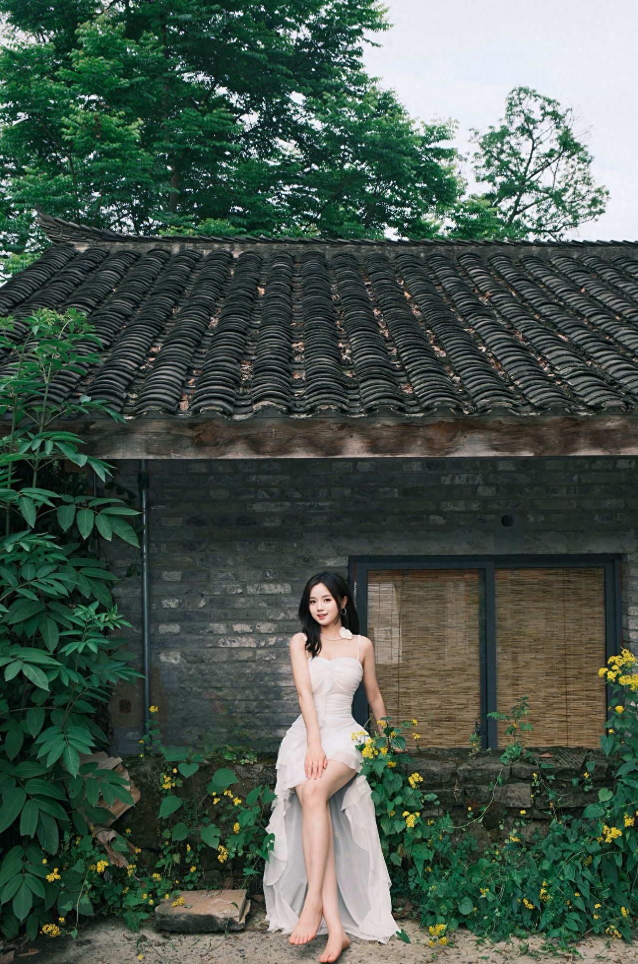 The model stands or sits in front of the eaves, close to the edge of the window. The photographer is about 1 meter away from the model, taking a flat shot that captures the model's full body and the entire tile-roofed house, with a little more white space at the top and framing the trees for a better overall picture.

Additional tips:
①It is recommended to bring a flash;
②Bring mosquito repellent lotion, mosquito-repelling stickers, etc.;
③Avoid wearing shoes with heels.