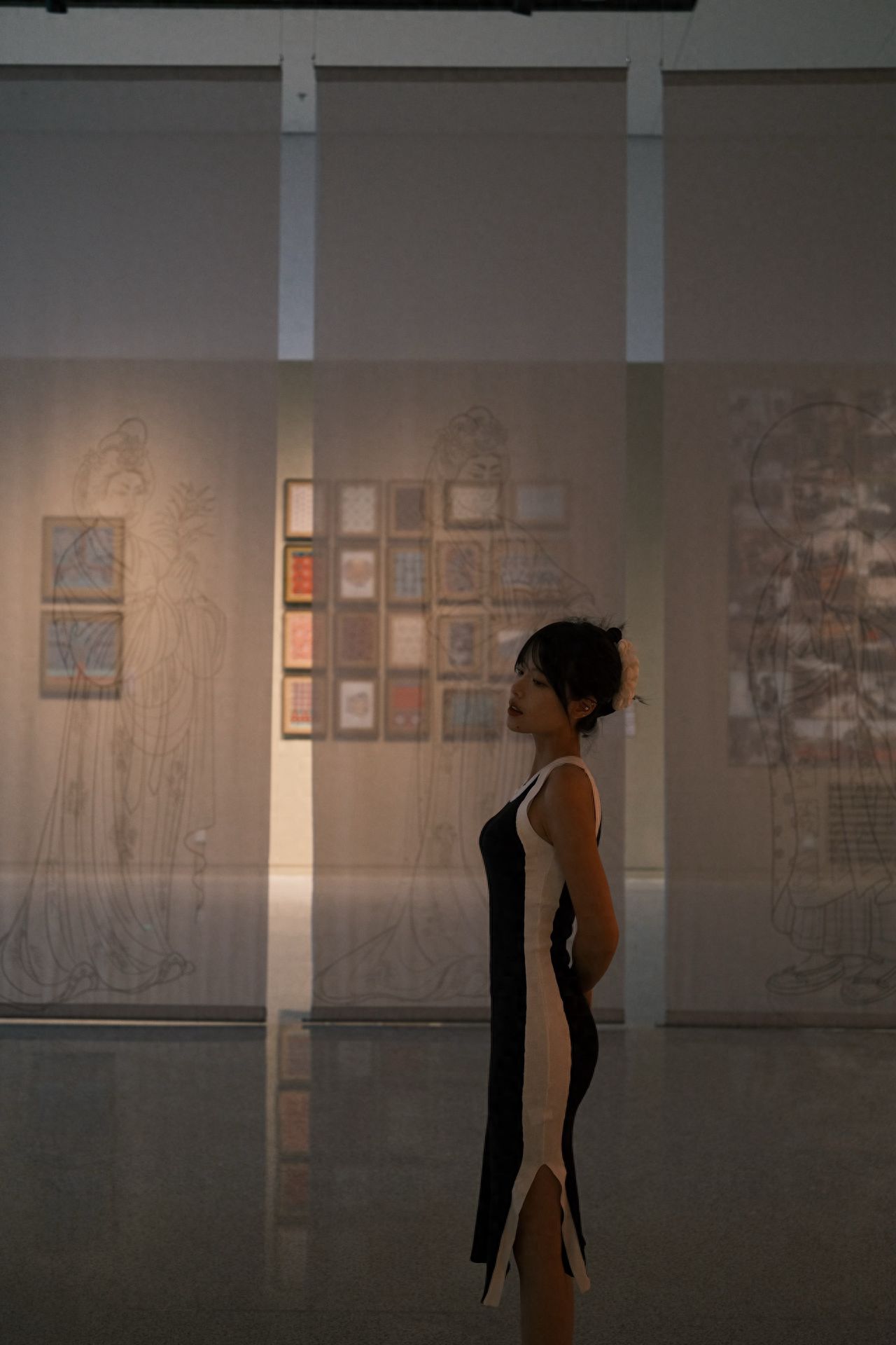 Photo by China National Arts and Crafts Museum - In front of the gauze hanging painting