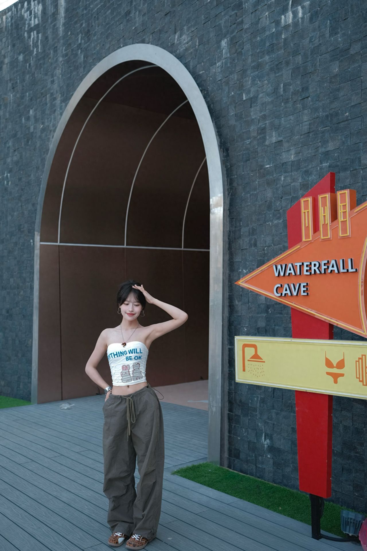 Photo by Huashanyuan - Orange Plaque Archway