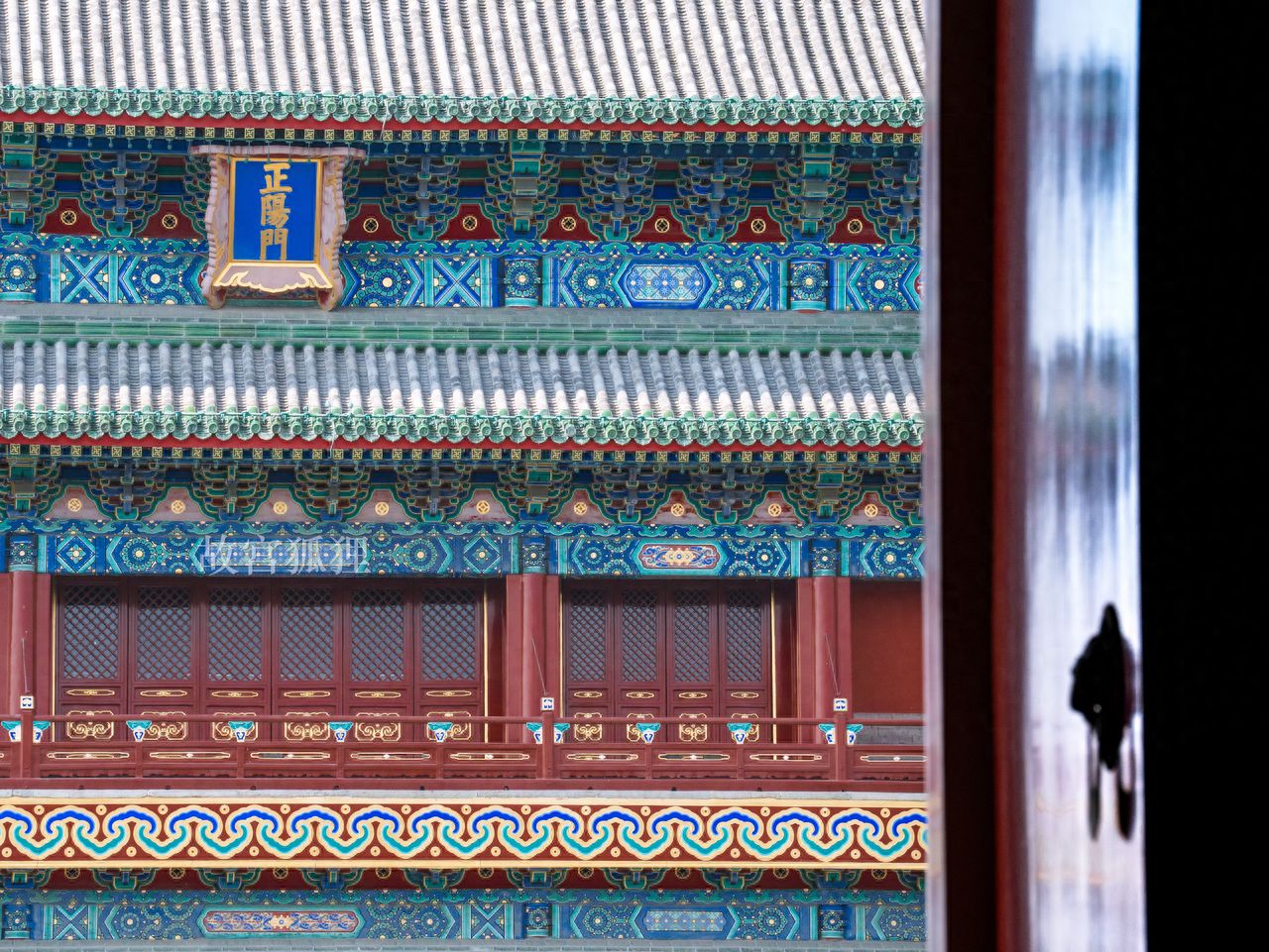Photo by Take a photo of the Zhengyangmen plaque in the middle of the second floor of the Arrow Tower.