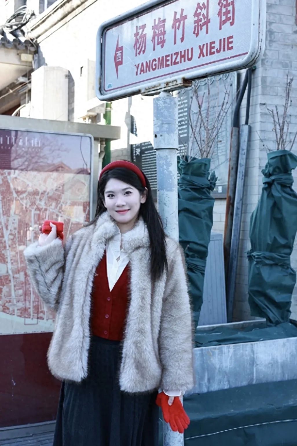 Photo by Song Family Calligraphy and Painting - Group Photo with the Signboard and Buildings on Yangmeizhu Xijie