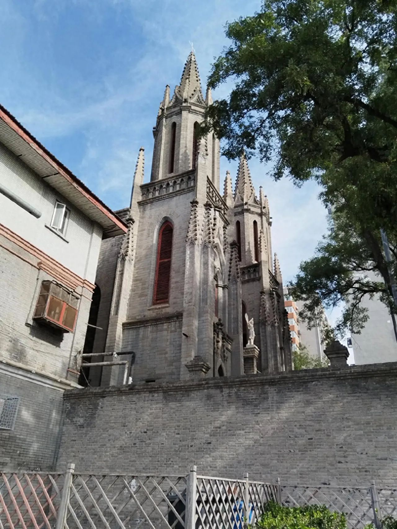 The photographer should position themselves at a close distance and low angle in front of the church, looking up; use vertical lines in the composition to emphasize the solemnity with the towering spires and other vertical elements of the church; it is recommended to use a wide-angle lens to capture the entirety of the church and surrounding buildings, using perspective to enhance the sense of height and grandeur of the church.

1. Travel tips: Daily mass at 07:00, and Sunday masses at 07:00, 08:00, and 18:00.

2. Additional experiences:
   ①The east side of the church is partially blocked by residential buildings, and it takes about 2 hours after sunrise for light to gradually reach the church; in summer, the light might be the best, warmest, and softest around 6 PM, while in winter it might be around 4 PM.
   ②You can enter the church during mass, but you must adhere to the church's regulations.