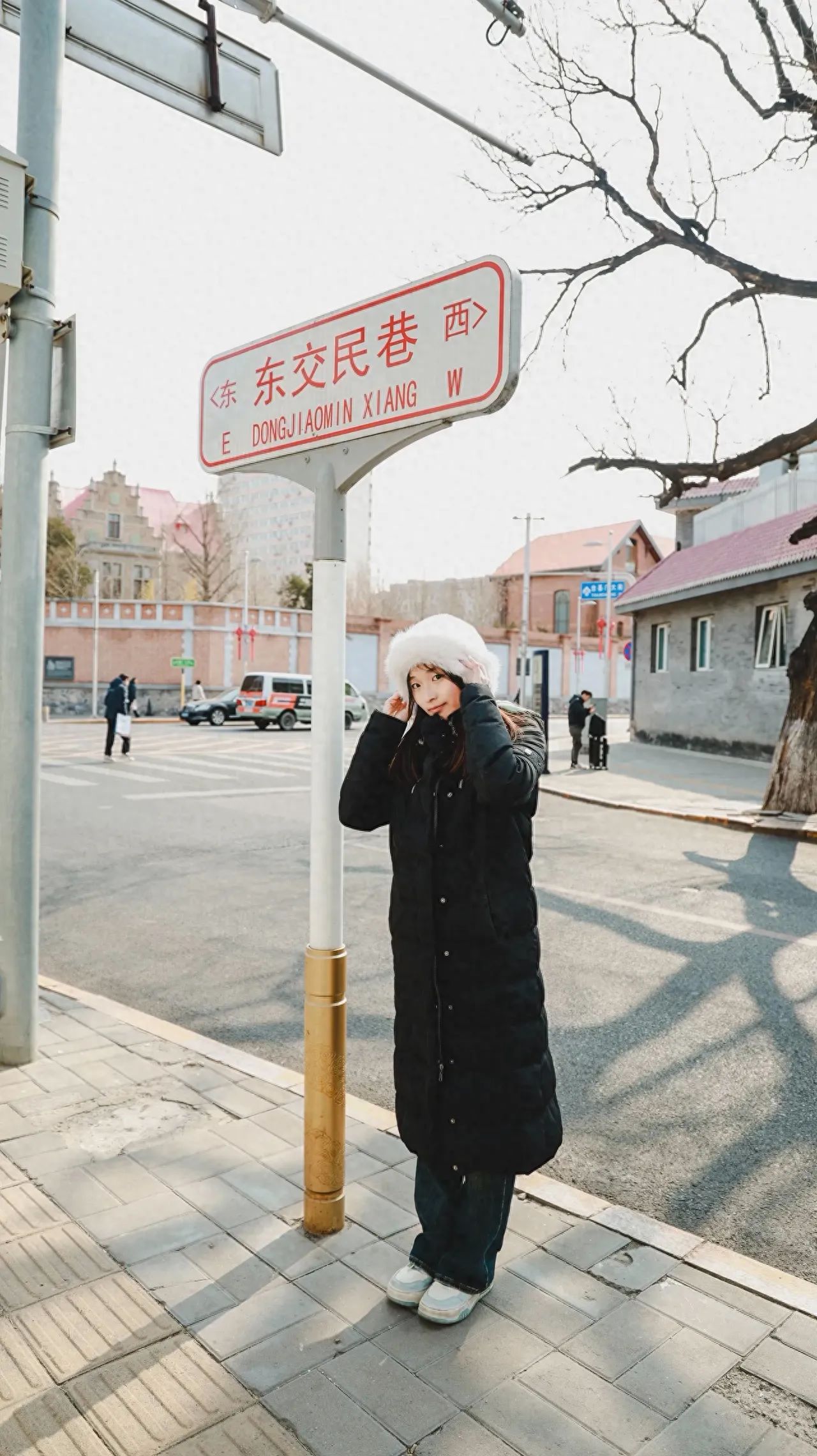 The model stands next to the road sign, with the photographer placing the model and the sign at the center of the frame to highlight the subject. The horizontal and vertical lines of the sign contrast with the form of the figure, enriching the layers of the image. It is recommended to use a standard lens to present the scene from a realistic perspective, restoring the true spatial relationships.

1. Equipment specifications: Nikon Z30 (prime + zoom lenses).
2. Travel tips:
   ① Admission is free;
   ② It is recommended to go for a shoot in the afternoon or evening.