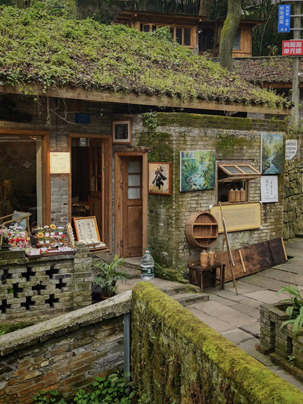 The photographer stands slightly in front of the side of the cabin, capturing the scene at eye level. Using central composition, place the old cabin at the center of the frame, with various furnishings distributed around it to create a visual focus. It is suggested to use a standard lens to accurately reproduce the old house and its surrounding environment, showcasing a simple and natural spatial layout. 

Travel tip: It is recommended to shoot during clear daytime hours, as the soft light will produce better images.
