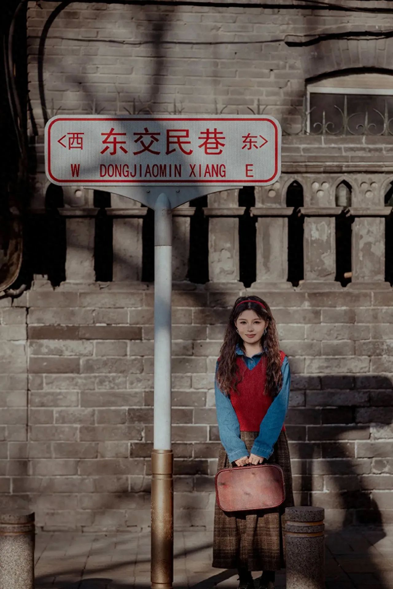 The photographer stands directly in front of the model, capturing from an eye-level perspective, clearly presenting the spatial relationship between the person and the sign.

1. Travel Tips: Admission is free.
2. Other Experiences: It is recommended to spend 2-4 hours for visiting.