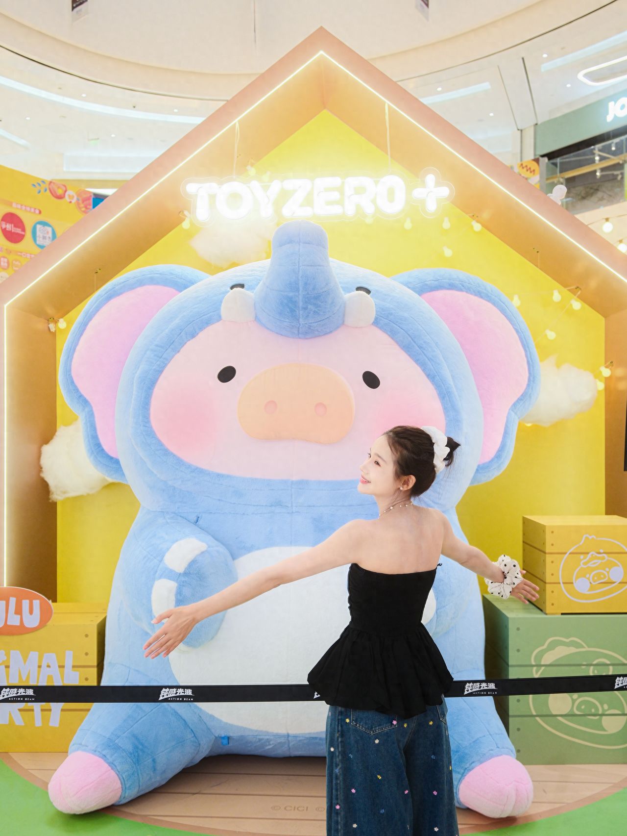 Photo by Beijing Chaoyang Hopson One - Flash Mob with Lulu the Giant Plush