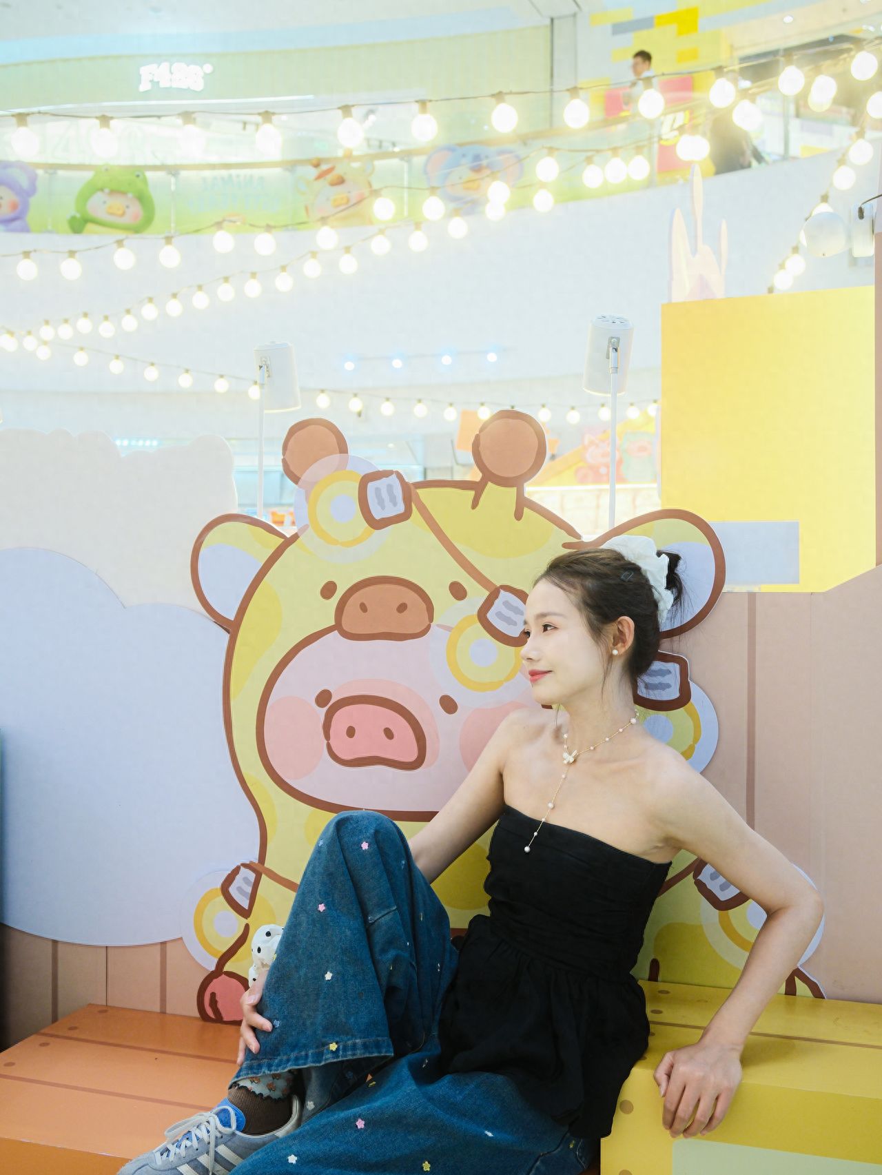 Photo by Beijing Chaoyang Hopson One - Flash Mob Bee Lulu Background