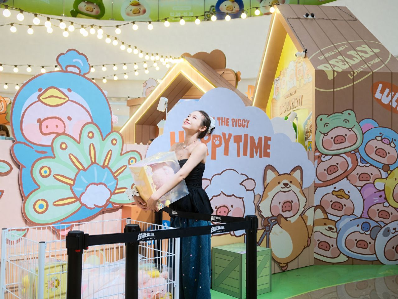 Photo by Beijing Chaoyang Hesheng Plaza - Lulu Flash Mob Peacock Lulu