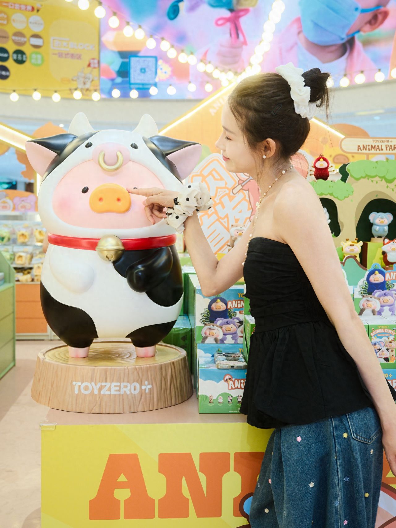 Photo by Beijing Chaoyang Hopson Plaza - Cow Lulu Flash Mob Statue
