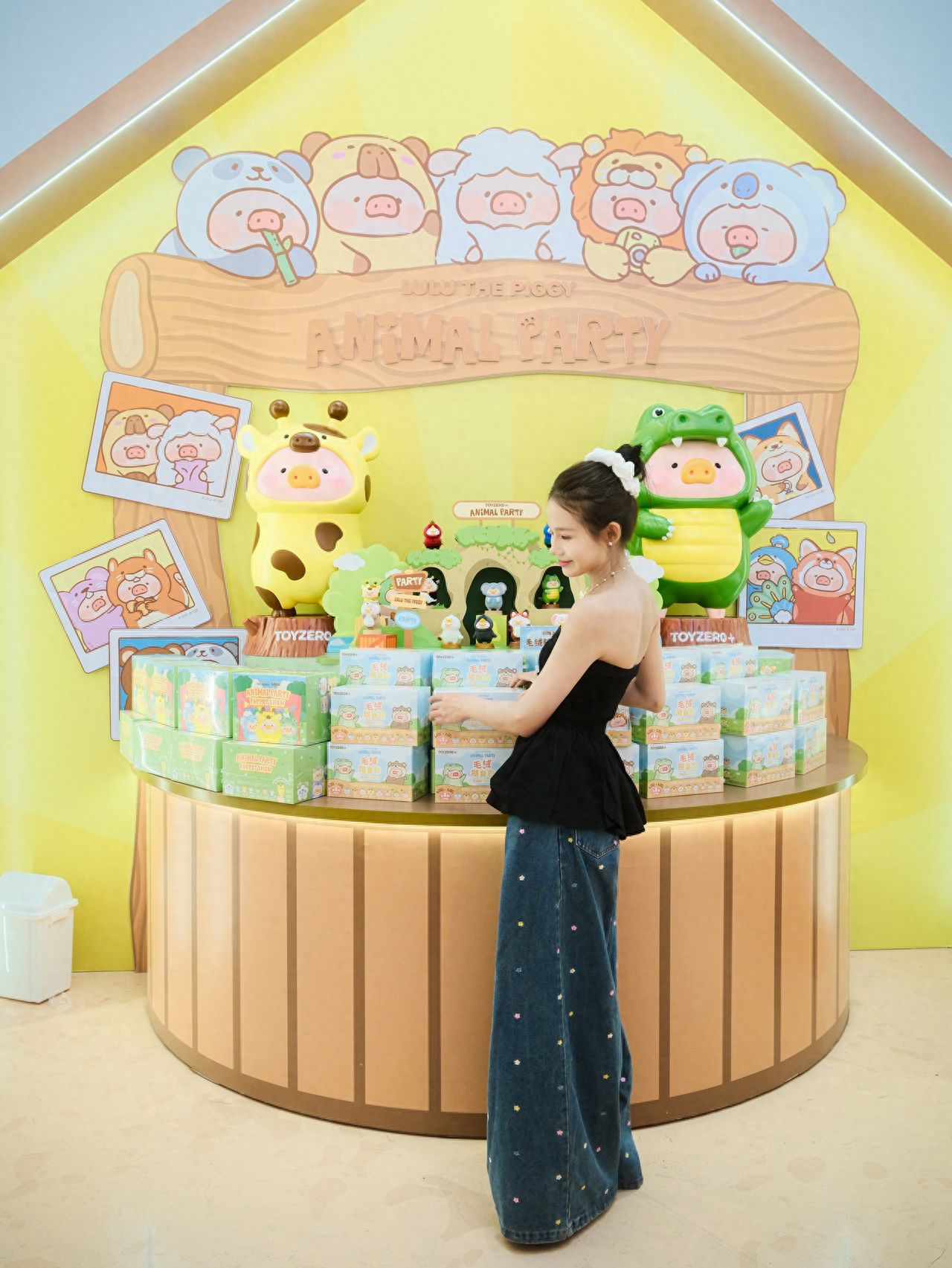 Photo by Chaoyang Hopson One - Lulu Flash Mob Mini Statue Exhibition Booth