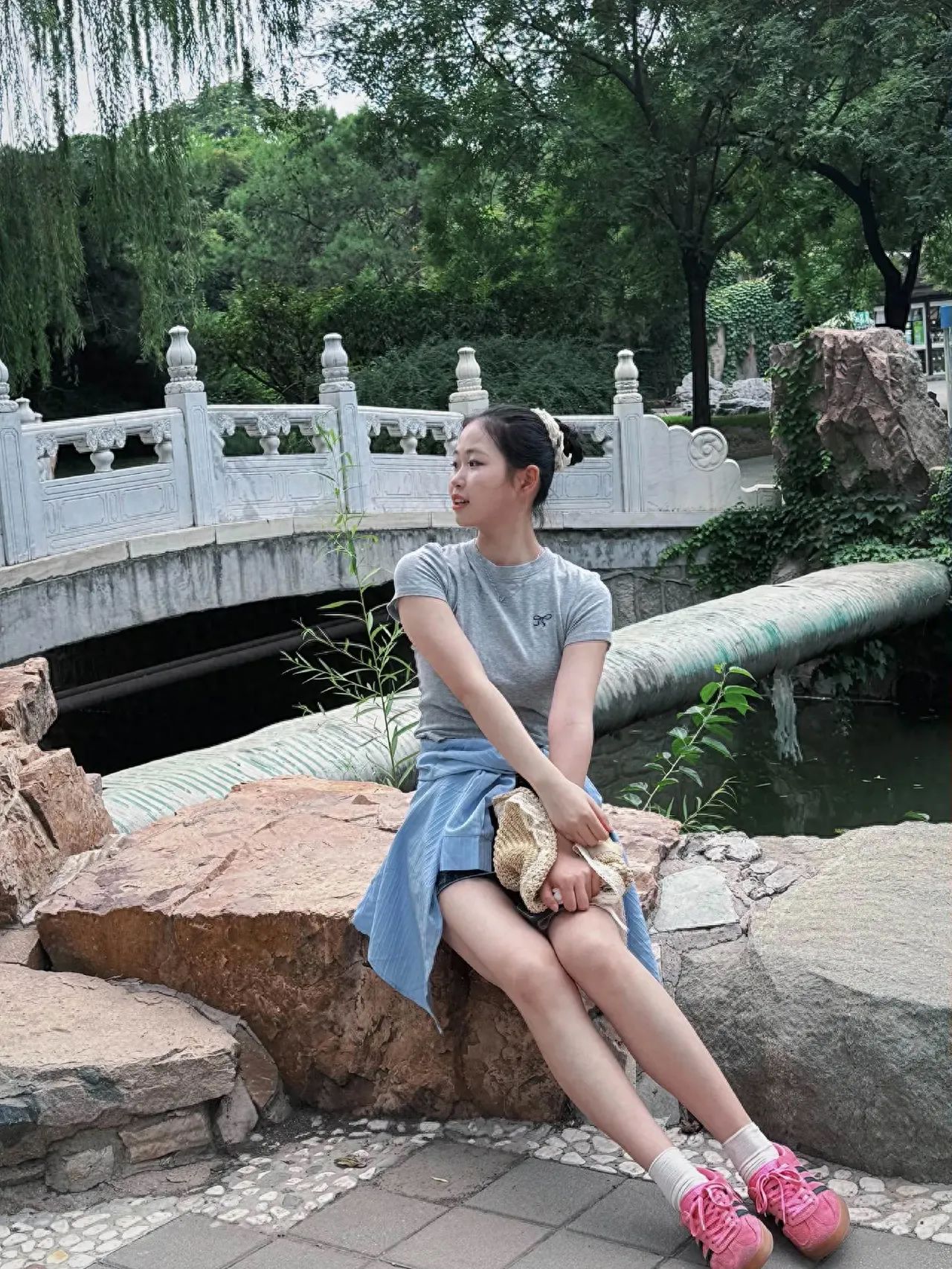Photo by Beijing Zoo - Taking a picture with the white arched bridge on the stone.