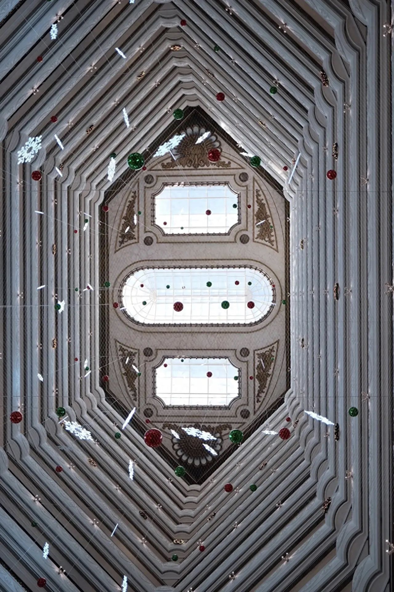 The photographer adopts a vertical upward shooting position, facing the lobby ceiling directly, to fully present the symmetrical structure and decorative layout of the ceiling. By using symmetrical composition, with the center of the ceiling as the axis, elements are symmetrically distributed left and right, up and down, enhancing a sense of order and neatness.

Travel Tips: The business hours are from 9:00 AM to 1:00 AM the next day.