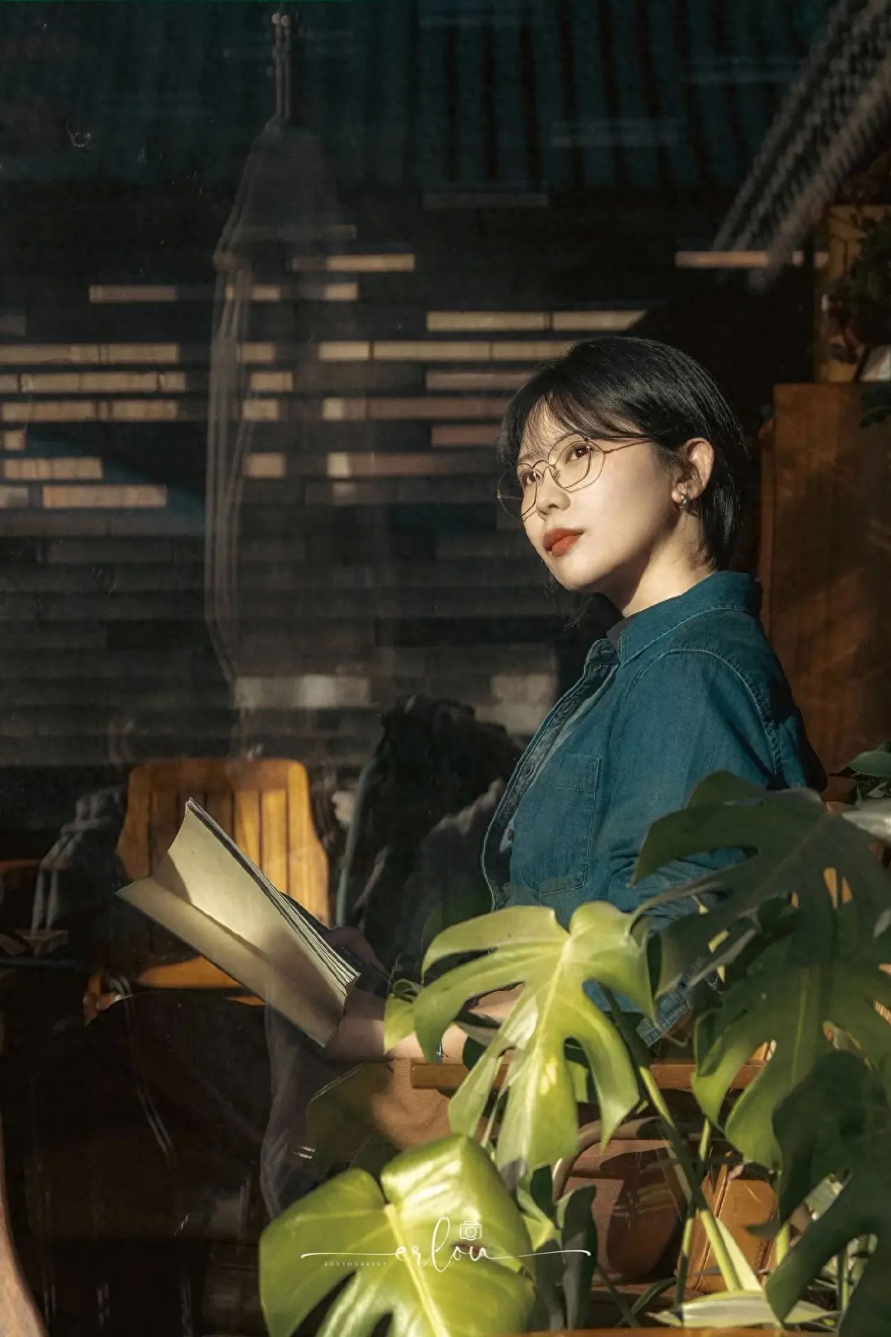 The photographer stands outside the glass, capturing the model and the interior environment from the side with a flat angle, using a standard lens.

1. Equipment settings: Sony a7r5 with 24-70mm GM2 and 85mm 1.4 GM2 lenses.
2. Travel tips: Business hours are from 9:30 AM to 10:30 PM.