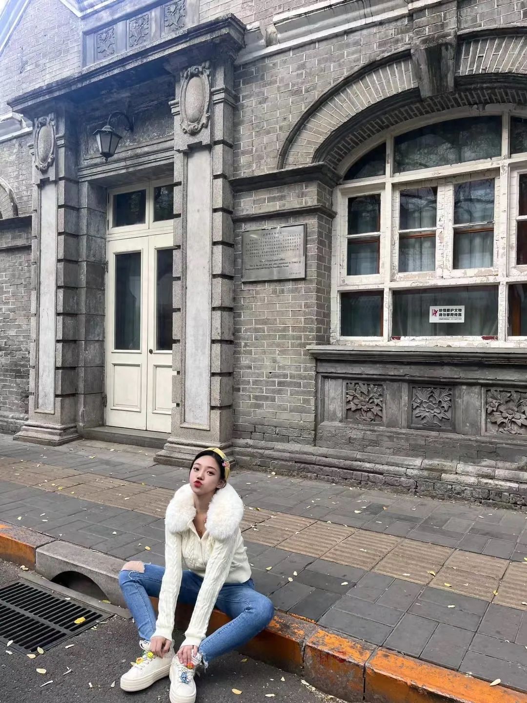 Use architectural door and window frames as natural frames to include characters within, enhancing the spatial hierarchy of the image, accurately reproducing the proportional relationship between characters and architecture, clearly capturing the characters' expressions, clothing, and architectural details, ensuring that the image information is complete and natural.

Travel Tips:
① Ticket Price: Free
② Opening Hours: The exterior is open all day, while the interior is not open to the public.